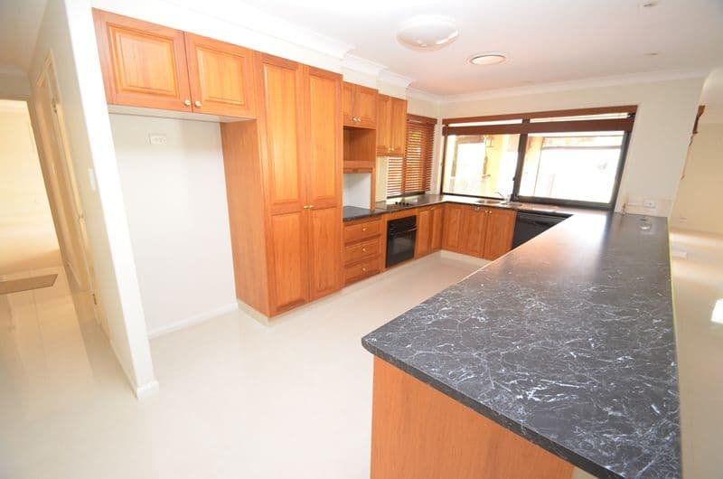 26 Petworth Court, ARUNDEL QLD 4214, Arundel - Thumbnail 4
