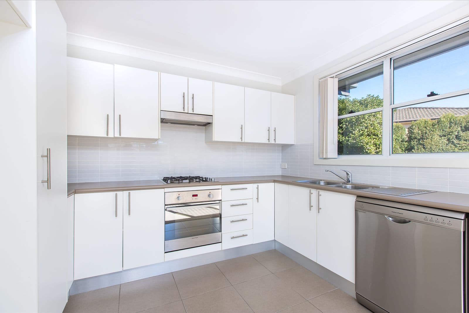 18 Croudace Road, Elermore Vale - Thumbnail 2