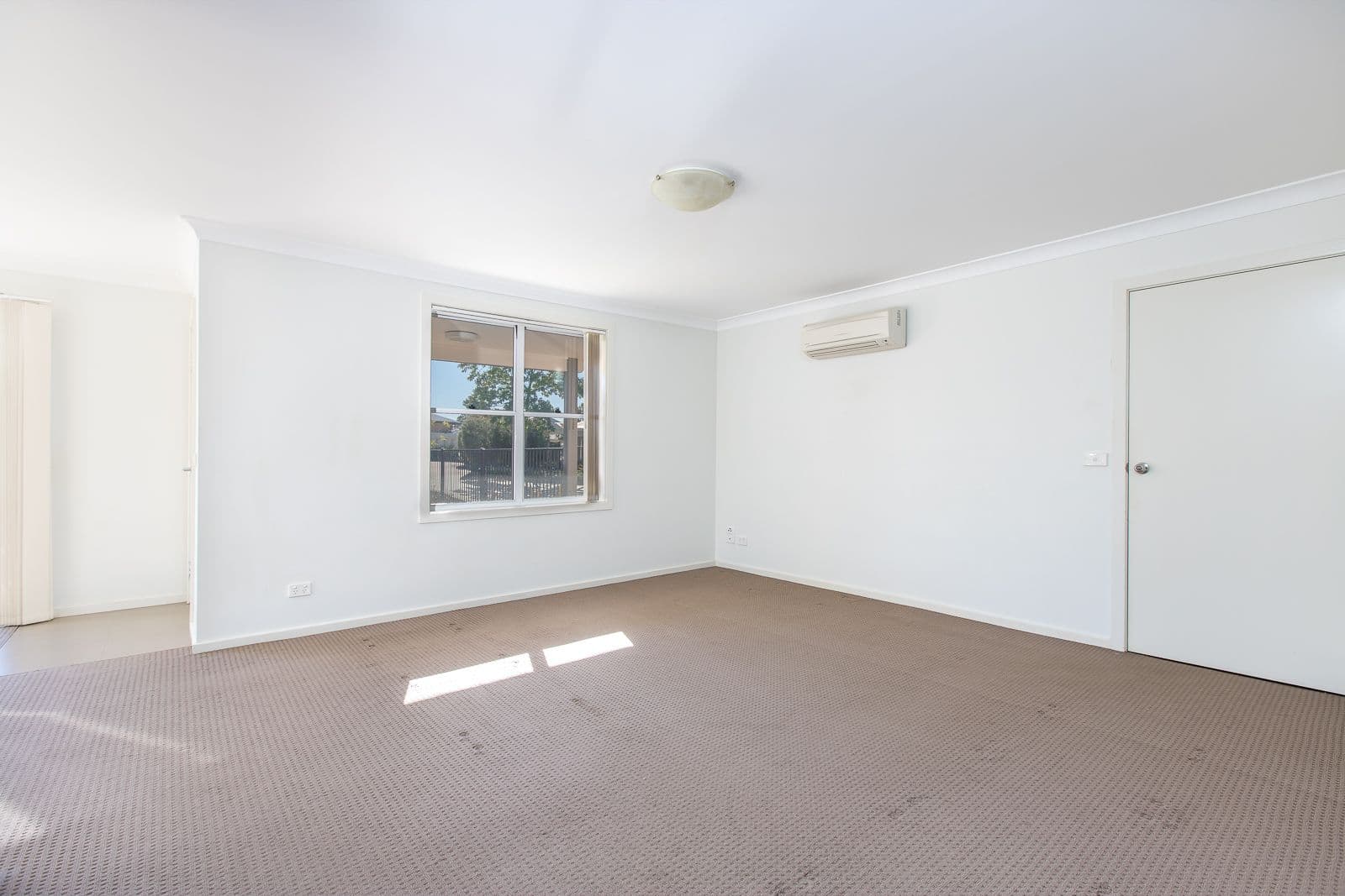 18 Croudace Road, Elermore Vale - Thumbnail 3