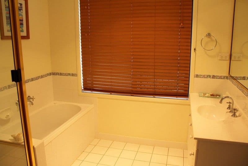10 Lighthouse Drive, BOYNE ISLAND QLD 4680, Boyne Island - Thumbnail 6