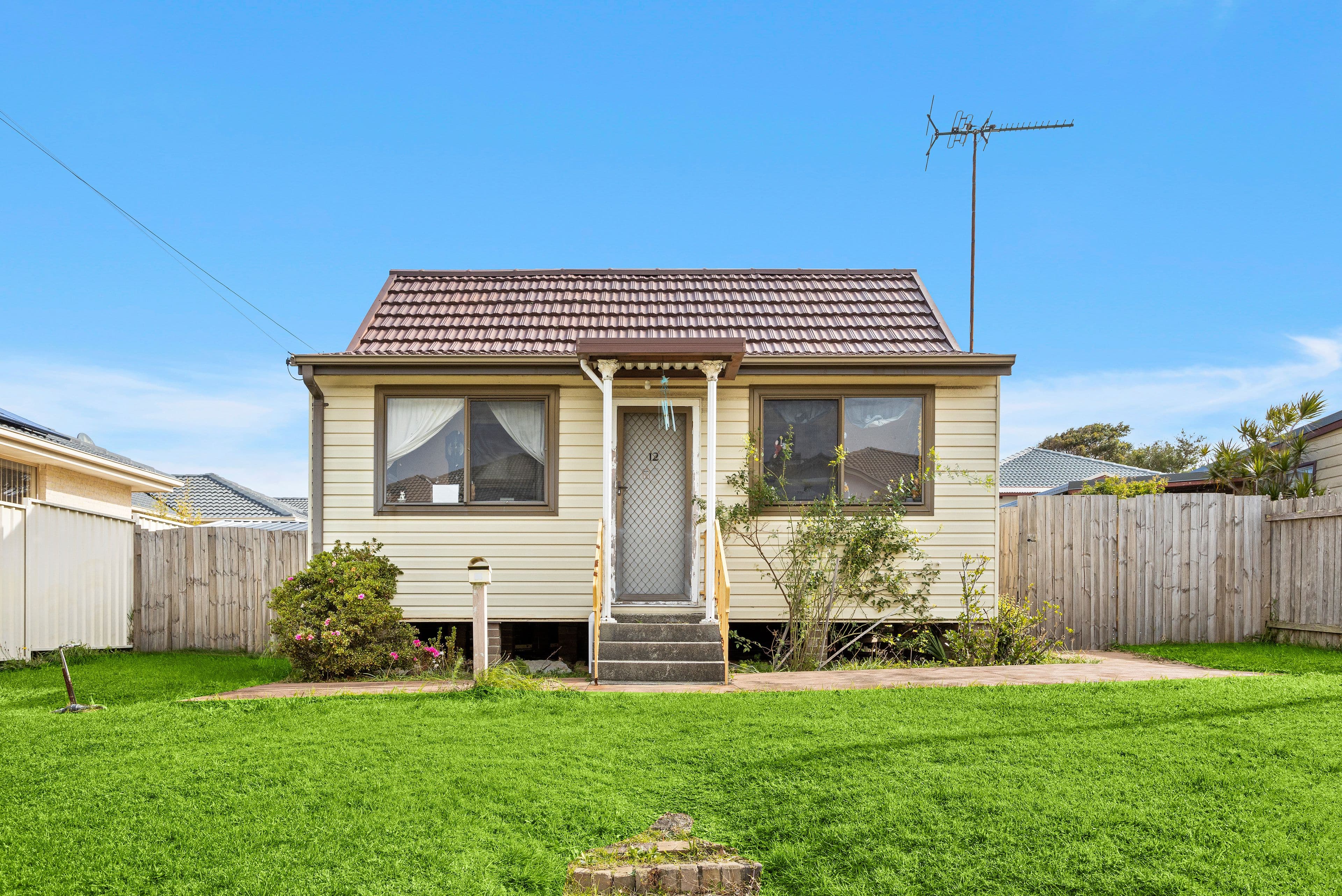 12 Stuart Street, Helensburgh NSW 2508, Helensburgh - Image 1