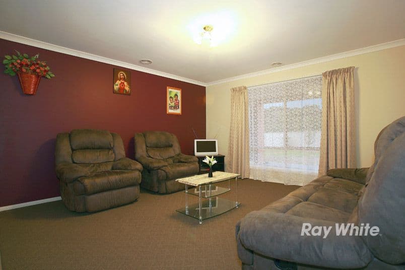 31 Broad Oak Drive, CRANBOURNE EAST VIC 3977, Cranbourne East - Thumbnail 2