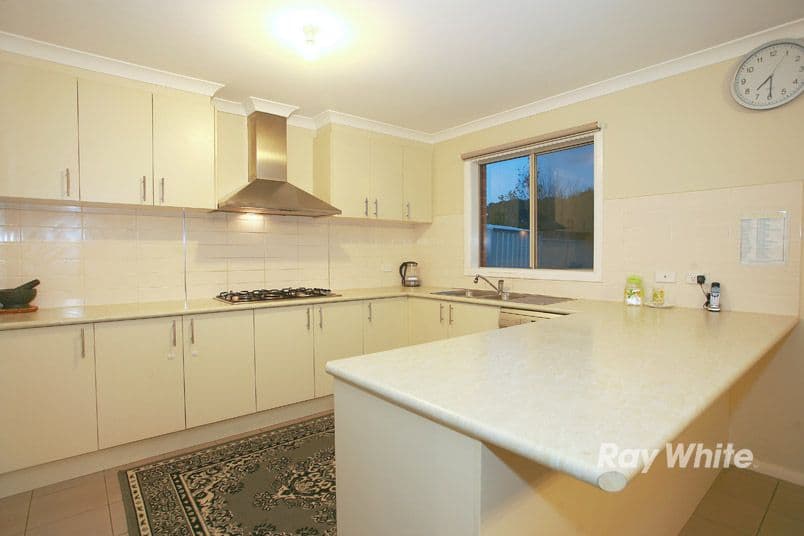 31 Broad Oak Drive, CRANBOURNE EAST VIC 3977, Cranbourne East - Thumbnail 3