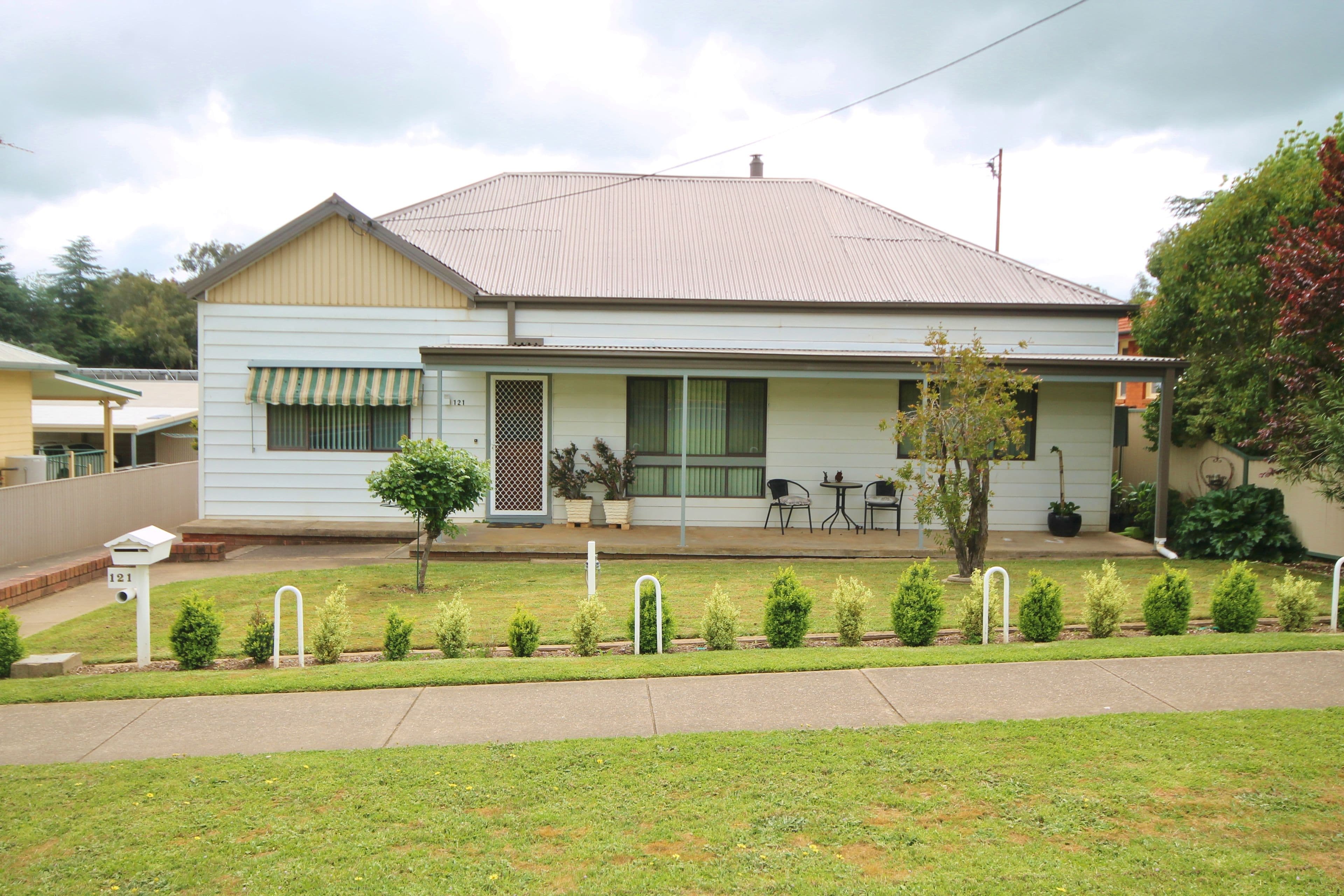 121 William Street, Young - Image 1