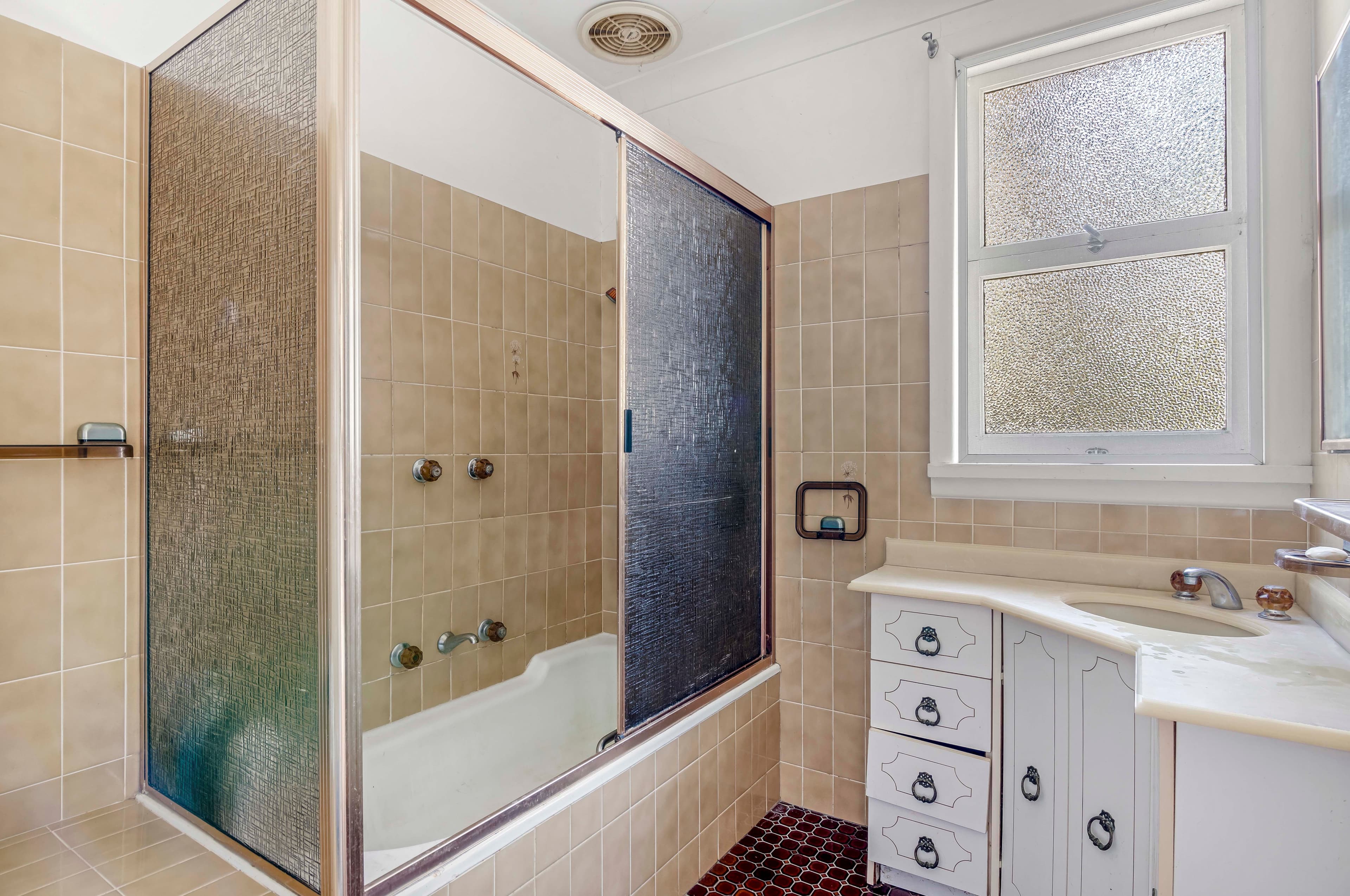 9 Curran Avenue, Macquarie Fields NSW 2564, Macquarie Fields - Thumbnail 4