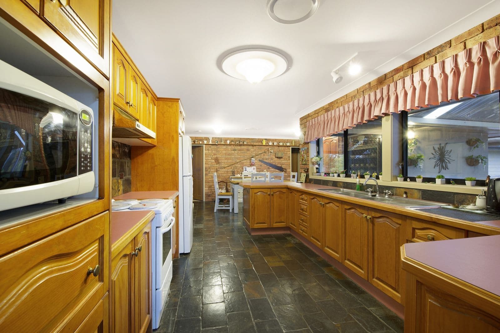400 West Parade, Buxton - Thumbnail 3