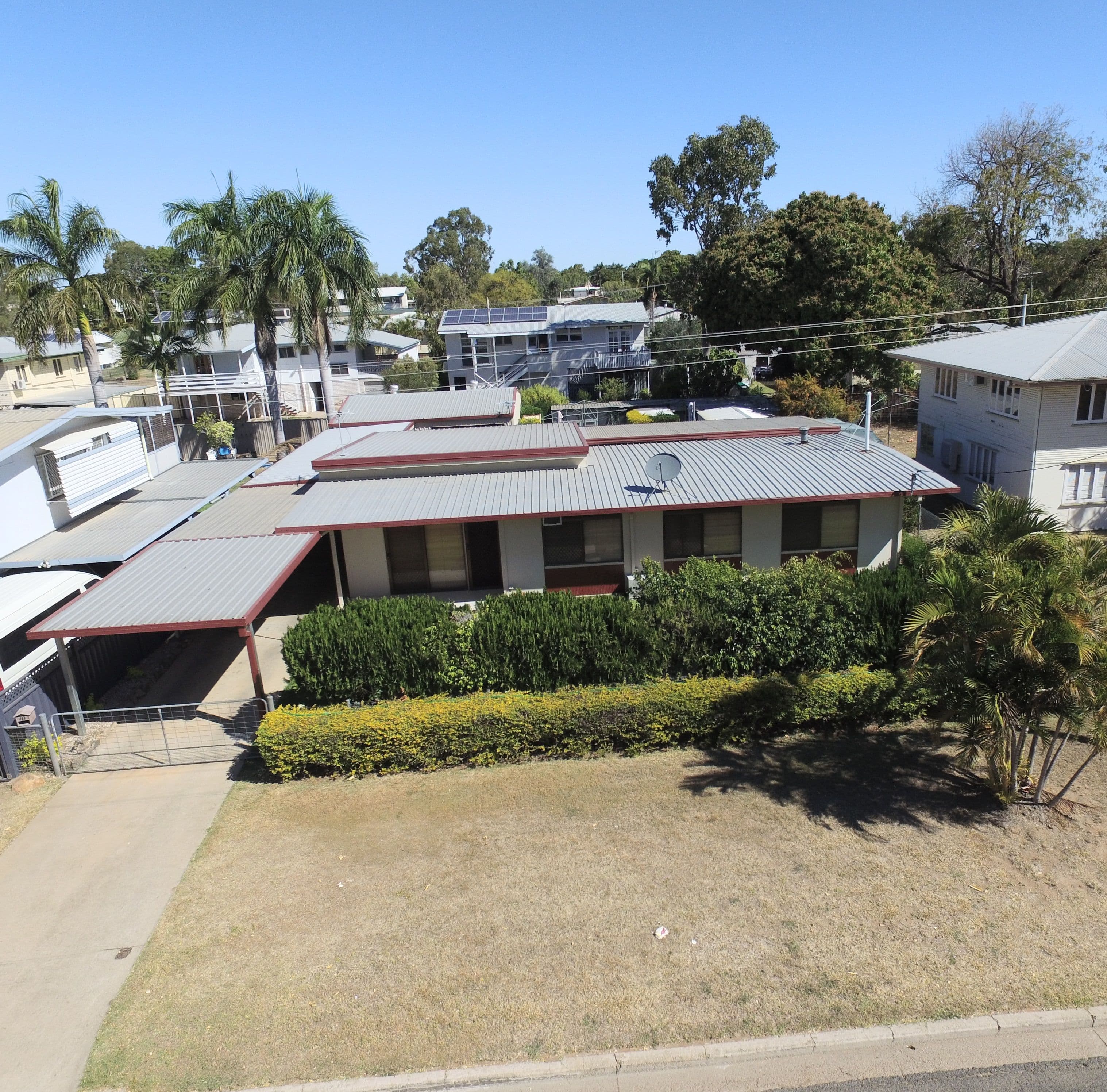 10 Racecourse Road, Emerald QLD 4720, Emerald - Thumbnail 2
