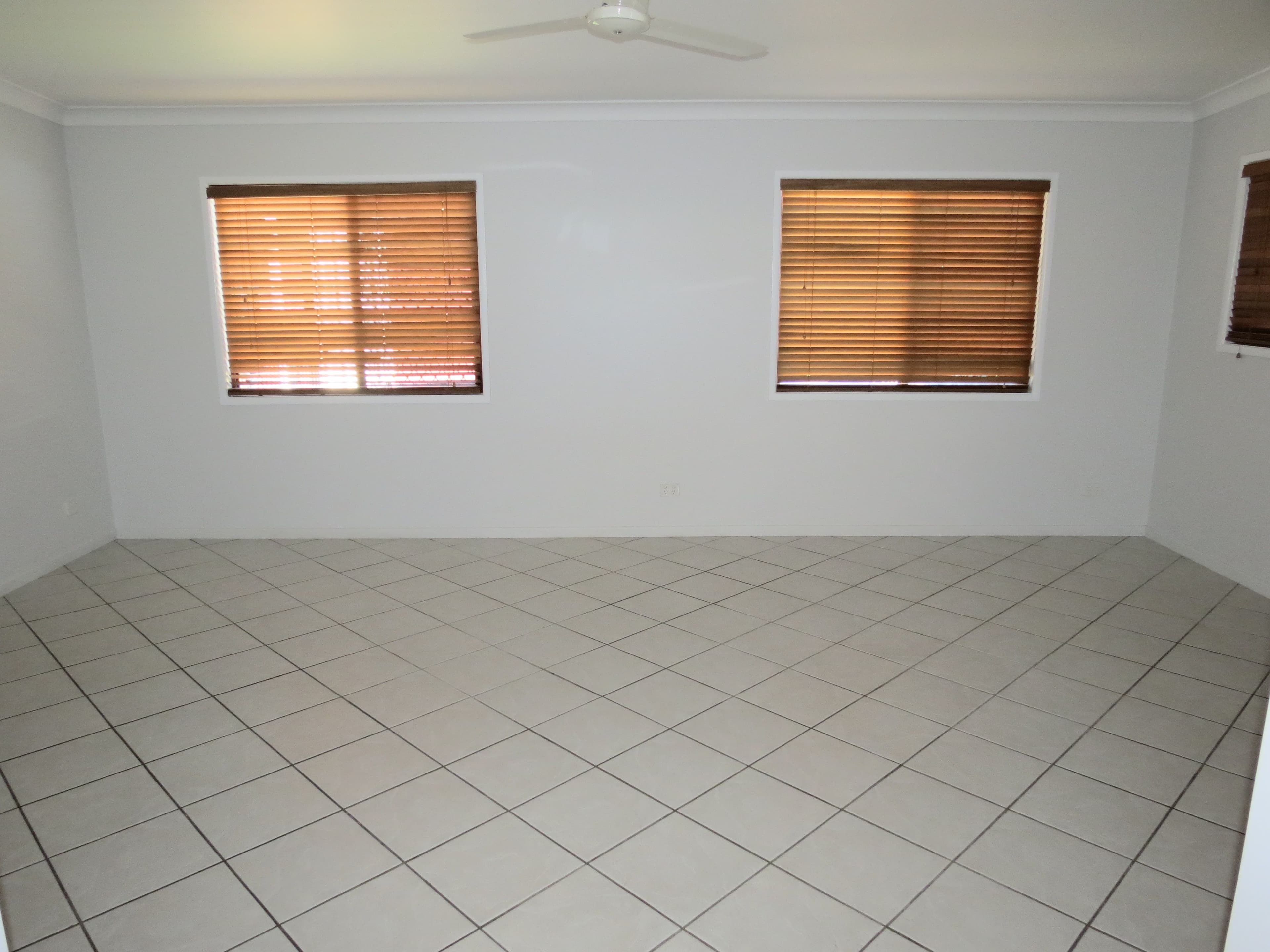 10 Racecourse Road, Emerald QLD 4720, Emerald - Thumbnail 4
