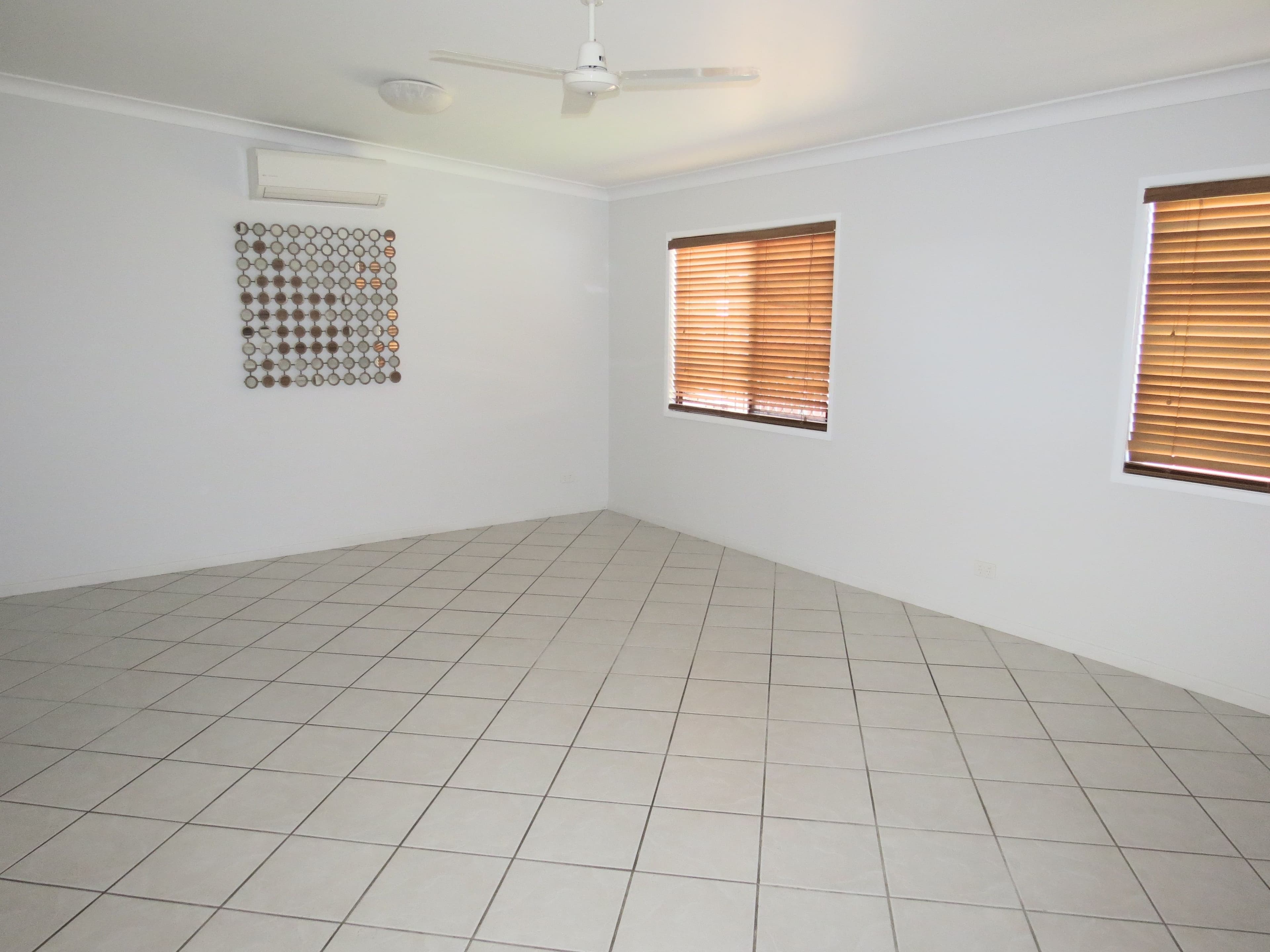 10 Racecourse Road, Emerald QLD 4720, Emerald - Thumbnail 5