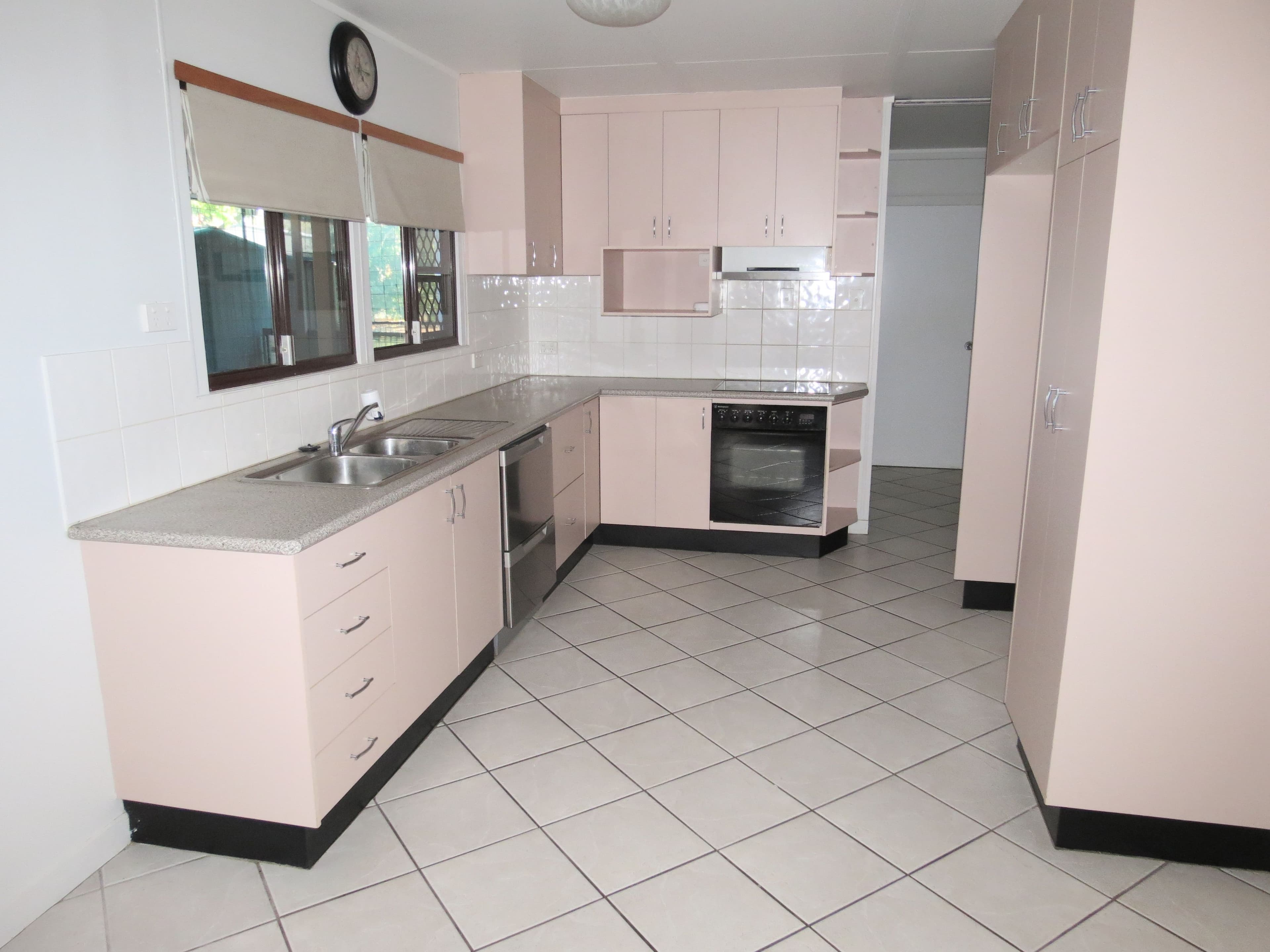 10 Racecourse Road, Emerald QLD 4720, Emerald - Thumbnail 6