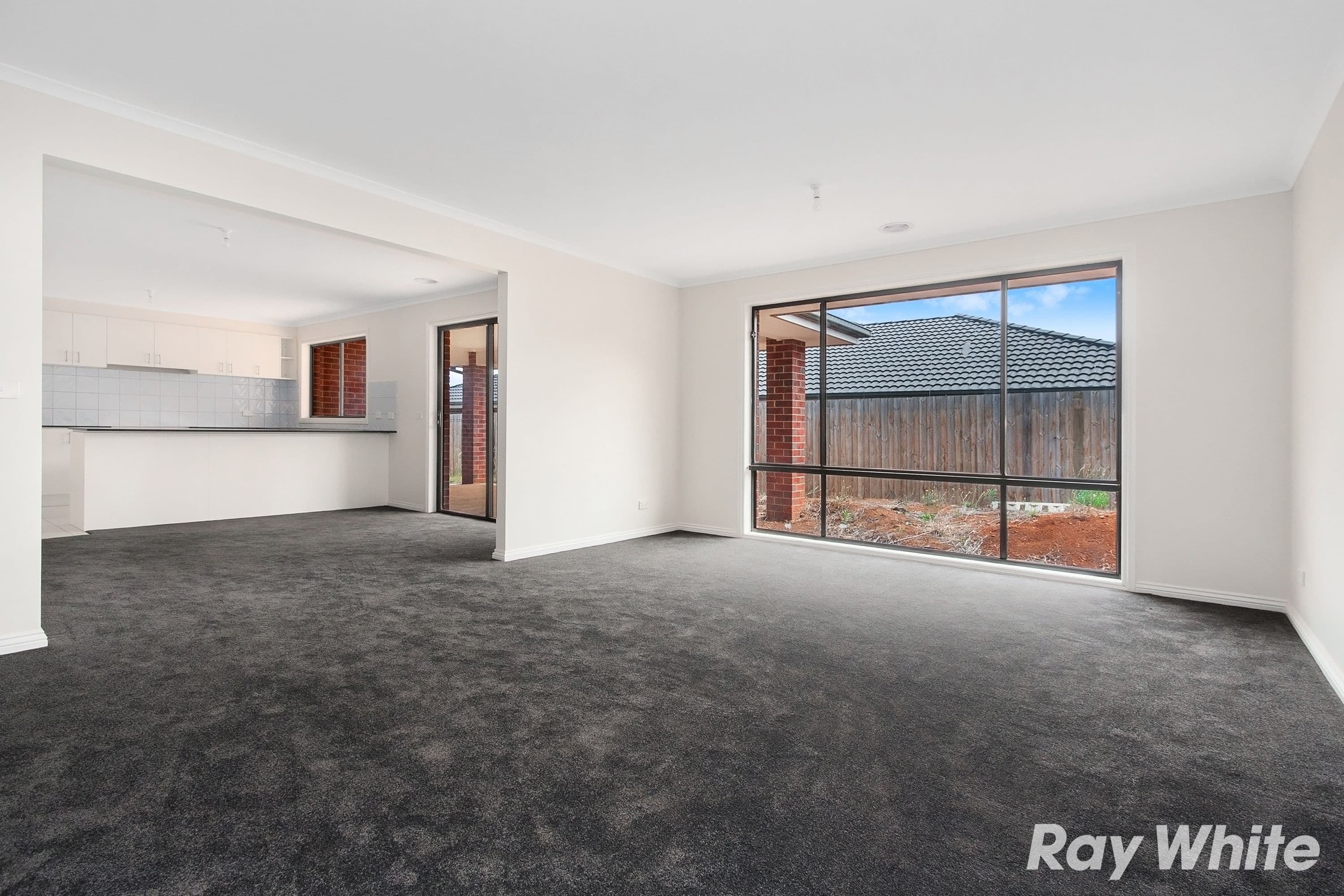 8 Leura Street, Drouin VIC 3818, Drouin - Thumbnail 2