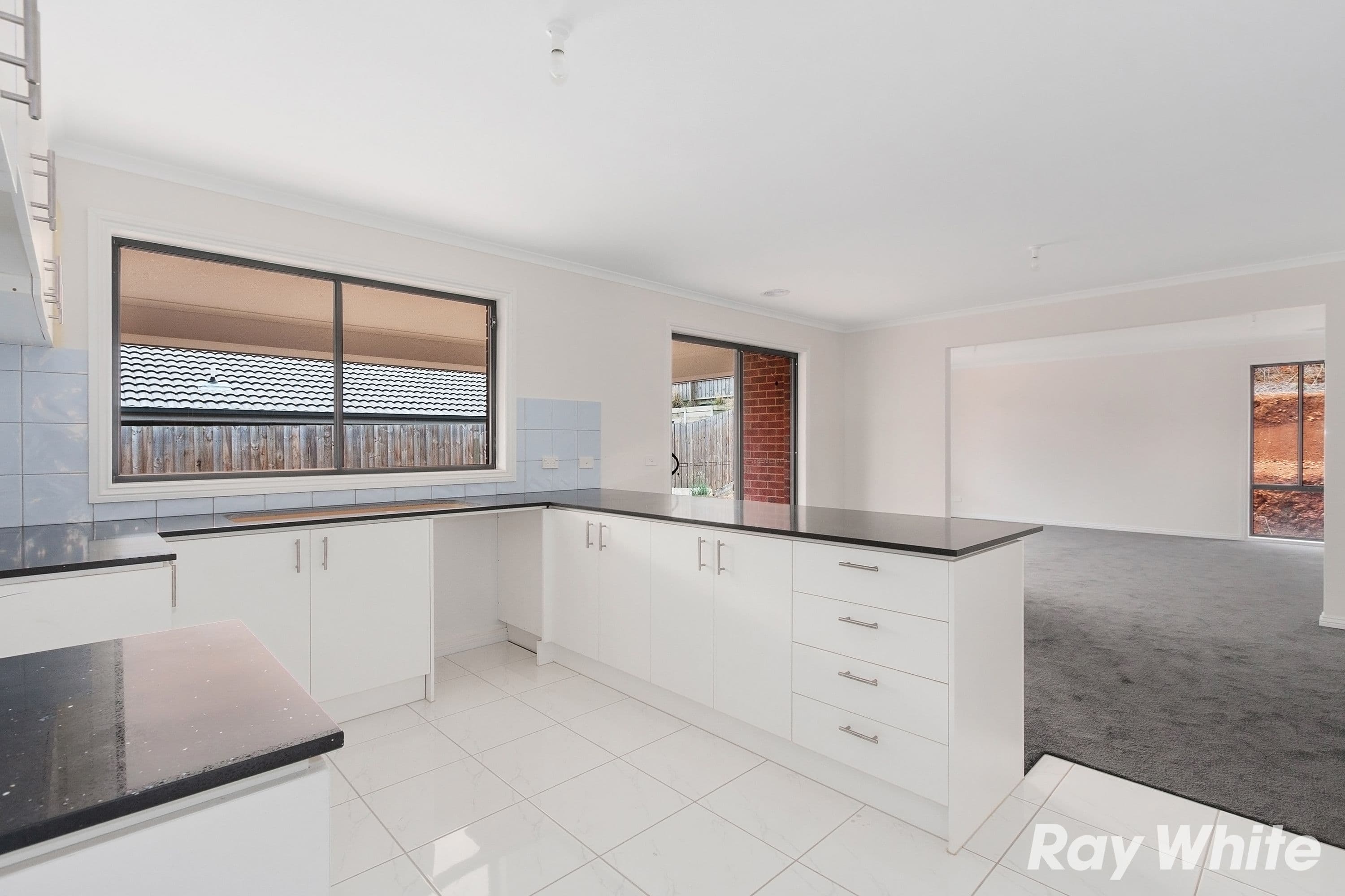 8 Leura Street, Drouin VIC 3818, Drouin - Thumbnail 3