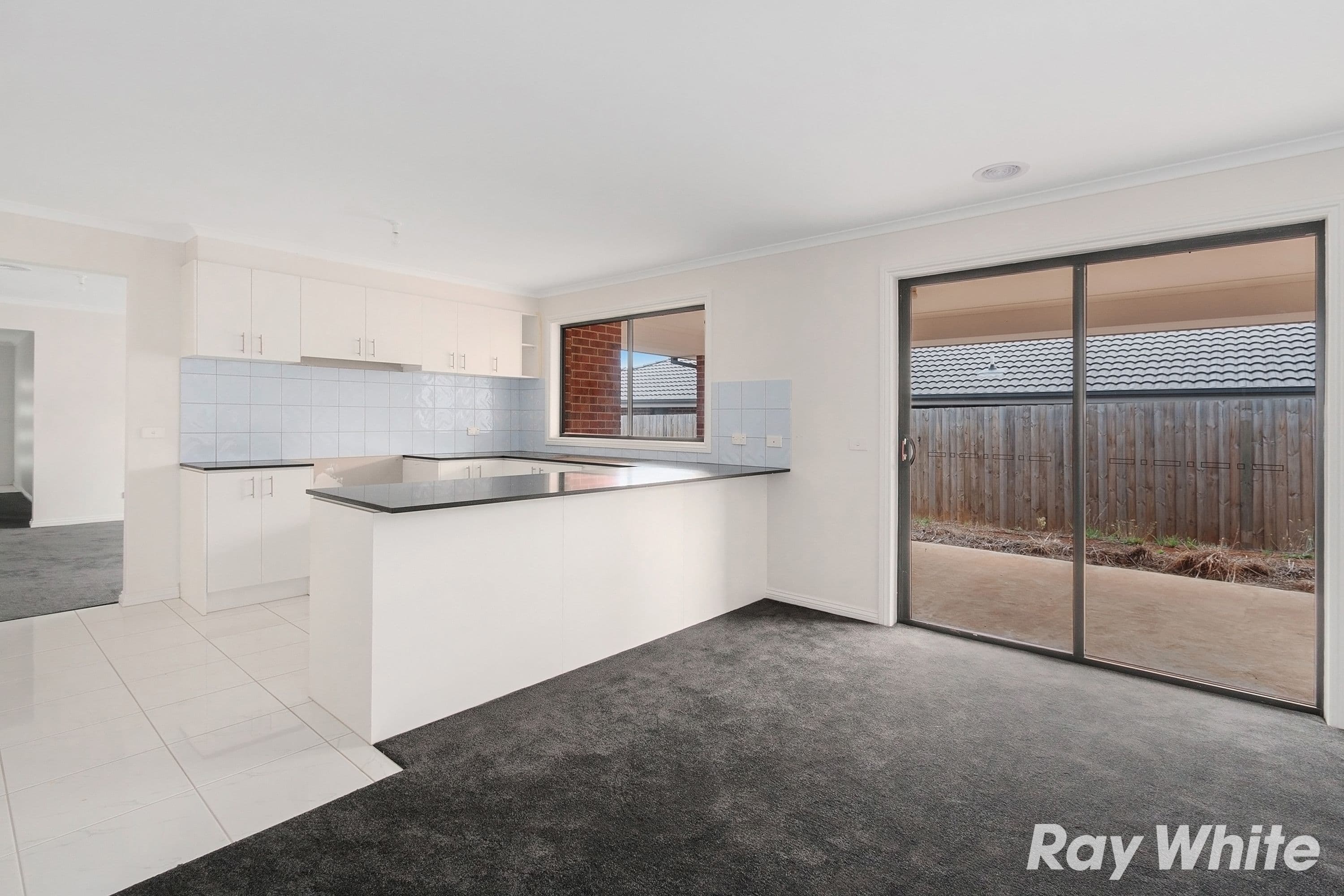 8 Leura Street, Drouin VIC 3818, Drouin - Thumbnail 4