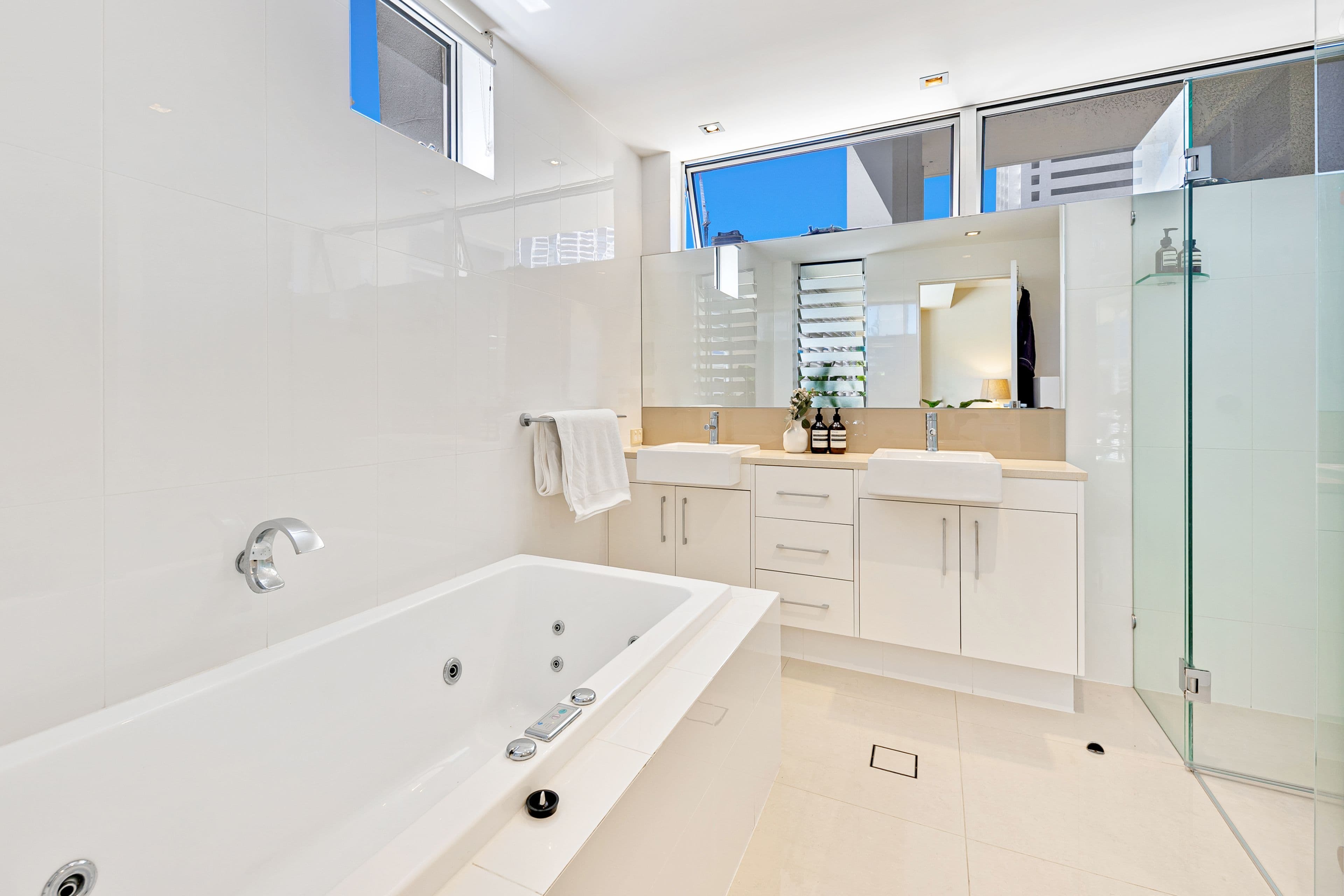 17 Anne Avenue, Broadbeach QLD 4218, Broadbeach - Thumbnail 7