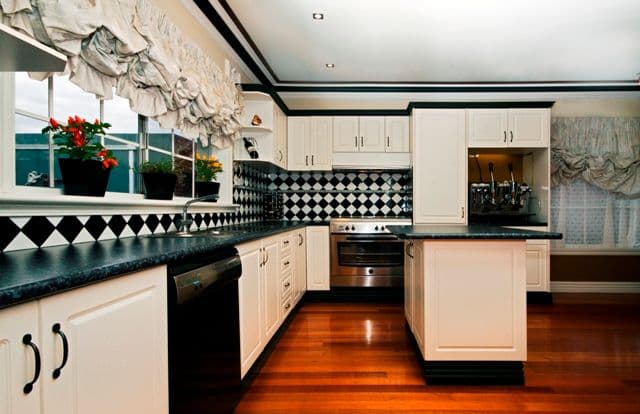 10 Churchill Avenue, RESERVOIR VIC 3073, Reservoir - Thumbnail 4