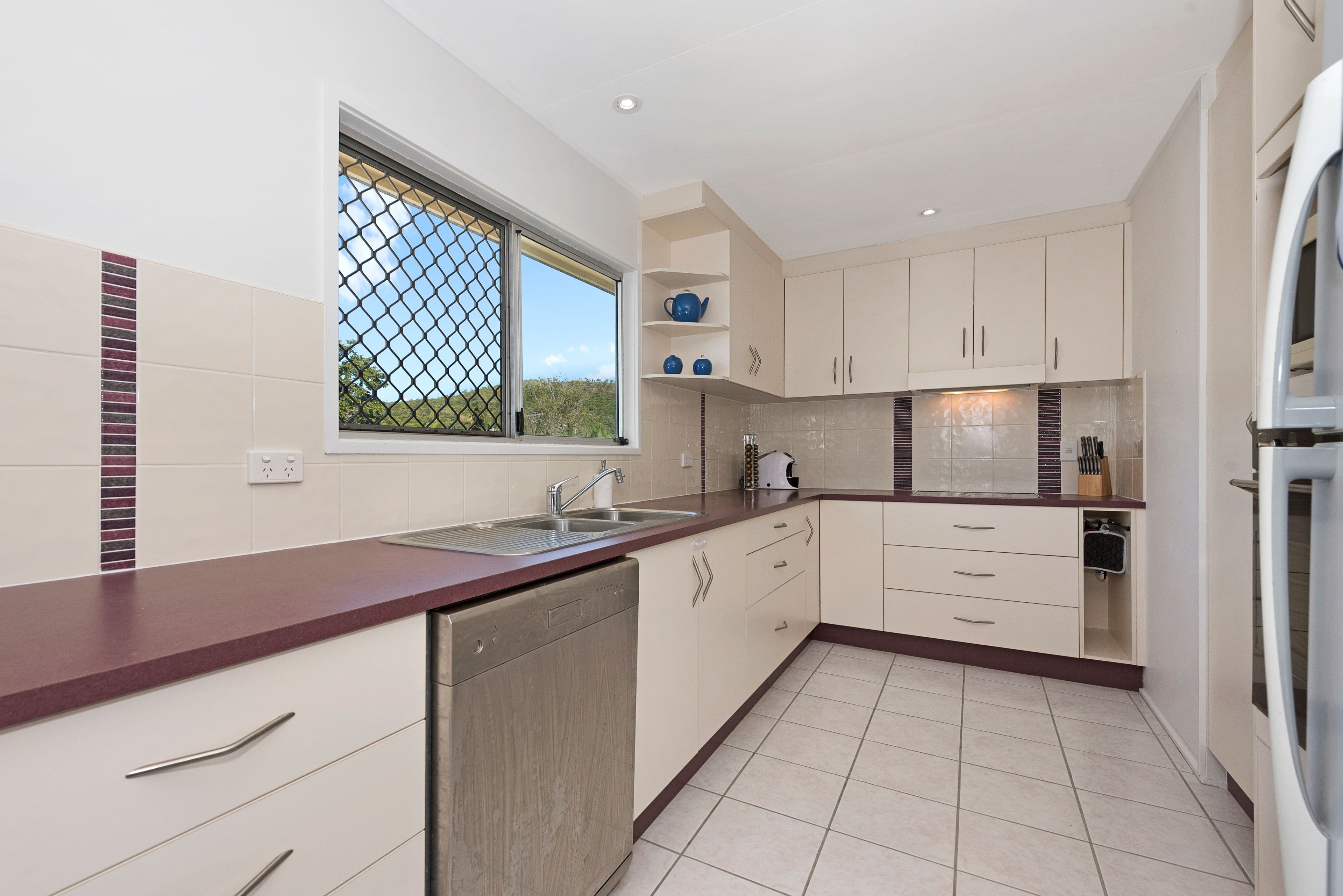 2 Majanna Street, Mount Louisa QLD 4814, Mount Louisa - Thumbnail 4