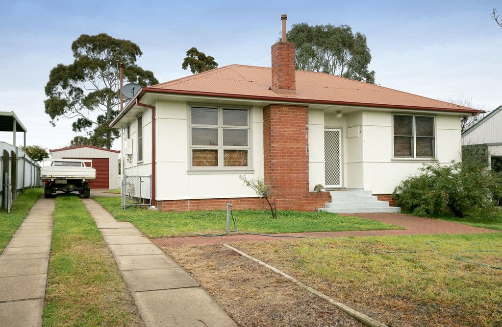 4 Fernleigh Road, Mount Austin NSW 2650, Mount Austin - Image 1