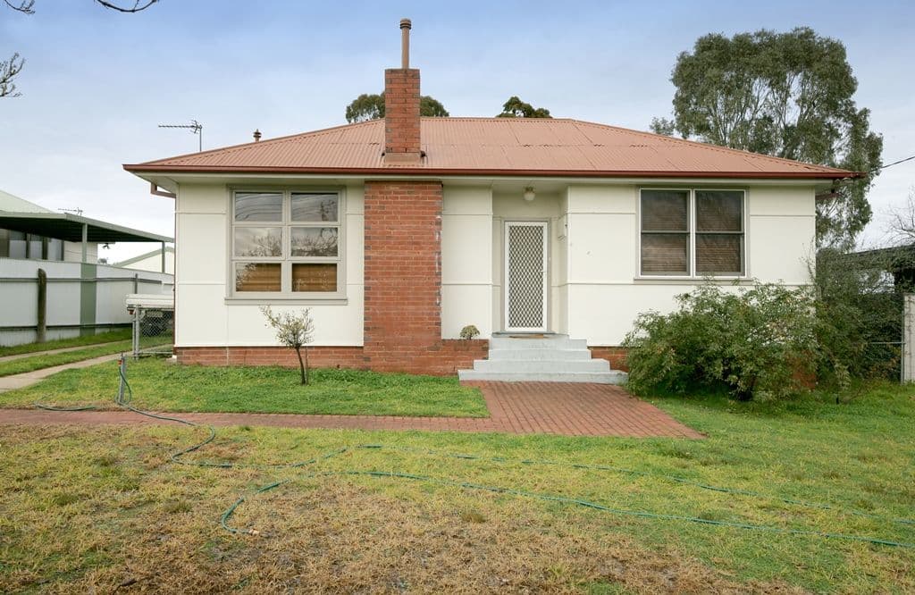 4 Fernleigh Road, Mount Austin NSW 2650, Mount Austin - Thumbnail 2