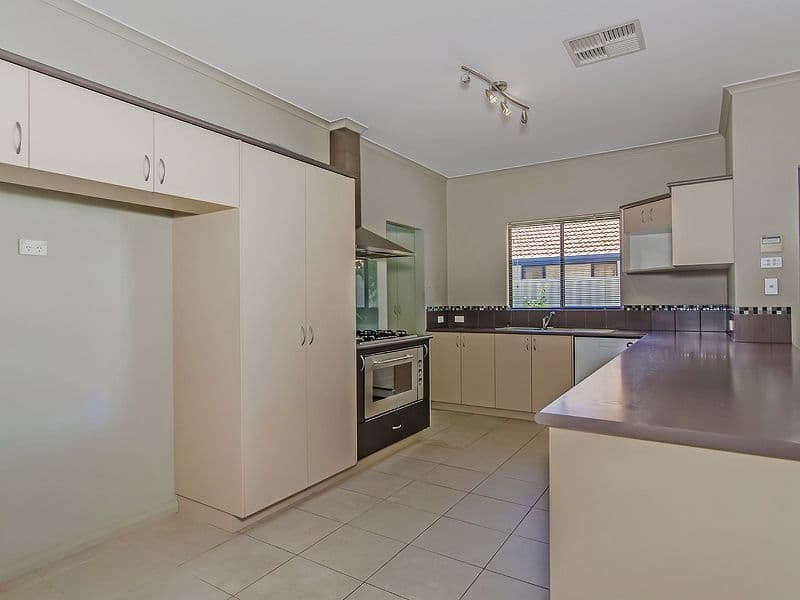 4 Crevalle Way, ROCKINGHAM WA 6168, Rockingham - Thumbnail 2