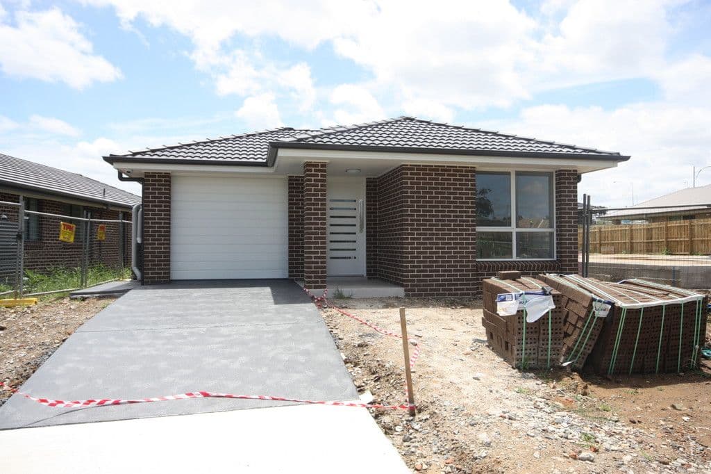 28 Jackson Crescent, Elderslie - Image 1