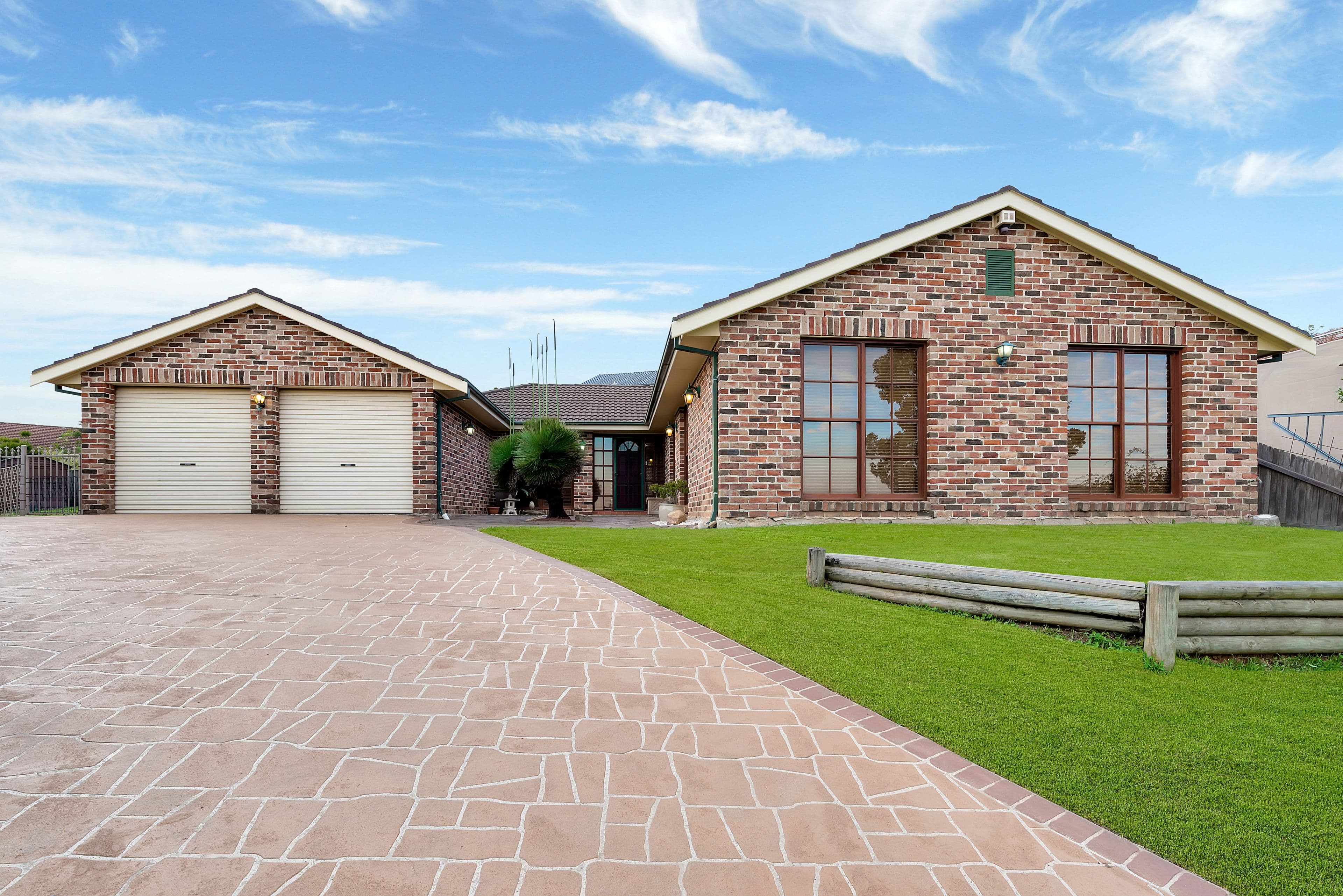 13 Dove Place, Hinchinbrook - Image 1