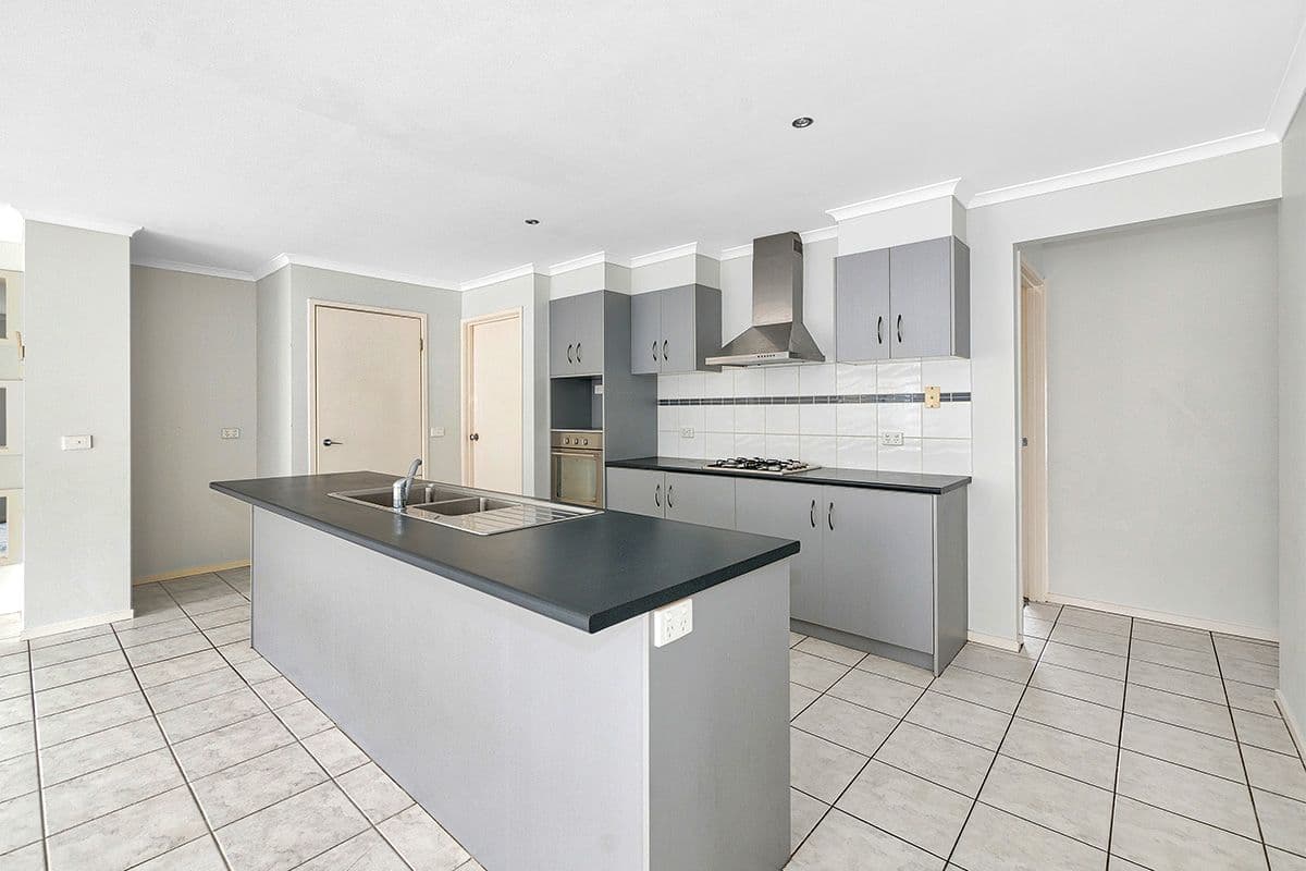 17 Tyndall Street, Cranbourne East VIC 3977, Cranbourne East - Thumbnail 4