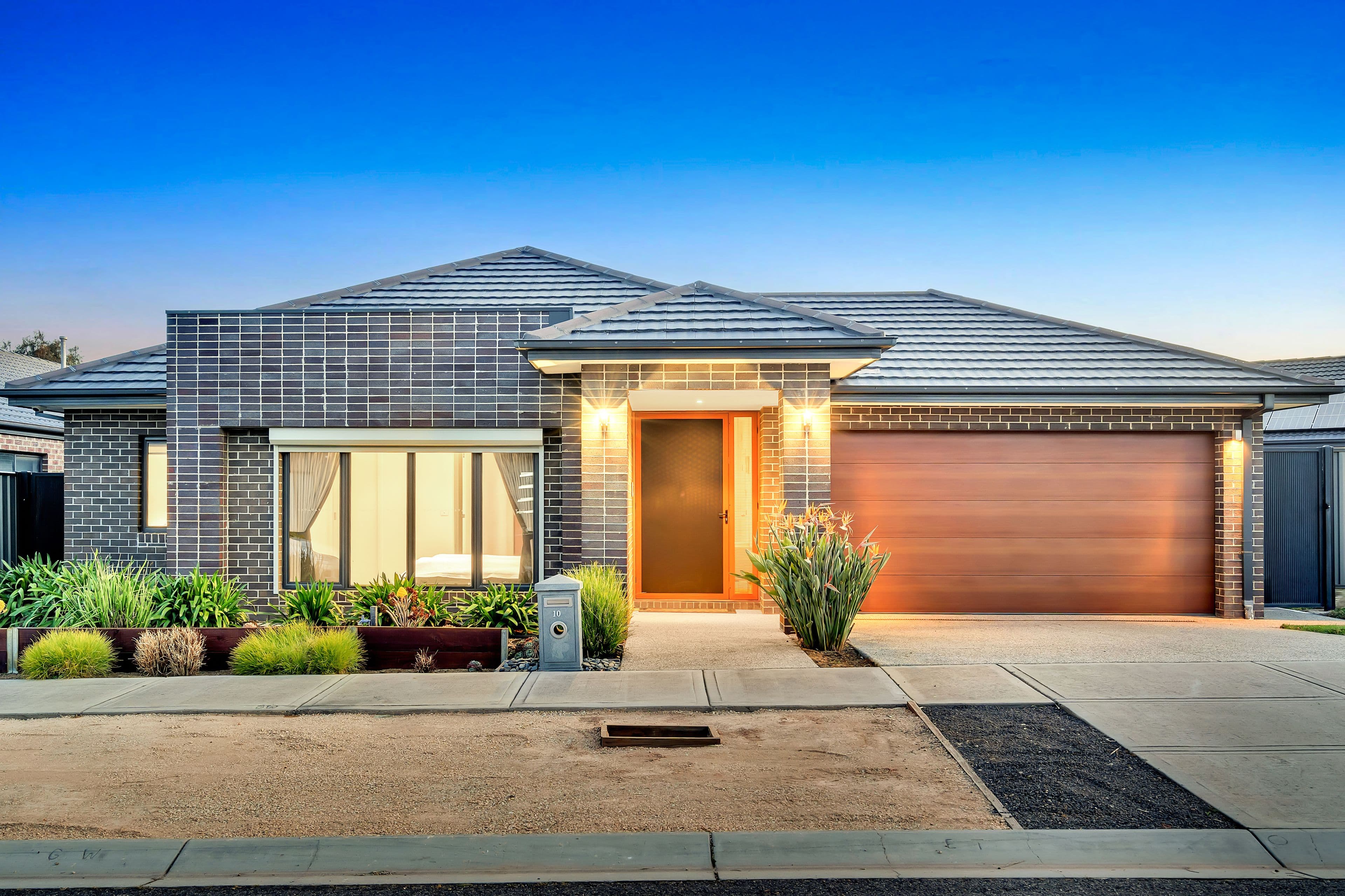 10 Viewside Crescent, Craigieburn VIC 3064, Craigieburn - Image 1