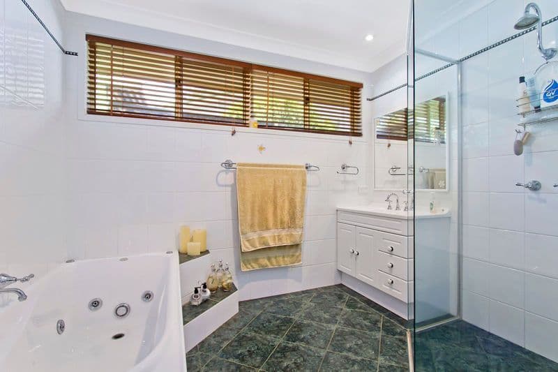 4 Kingsford Smith Drive, BERKELEY VALE NSW 2261, Berkeley Vale - Thumbnail 2