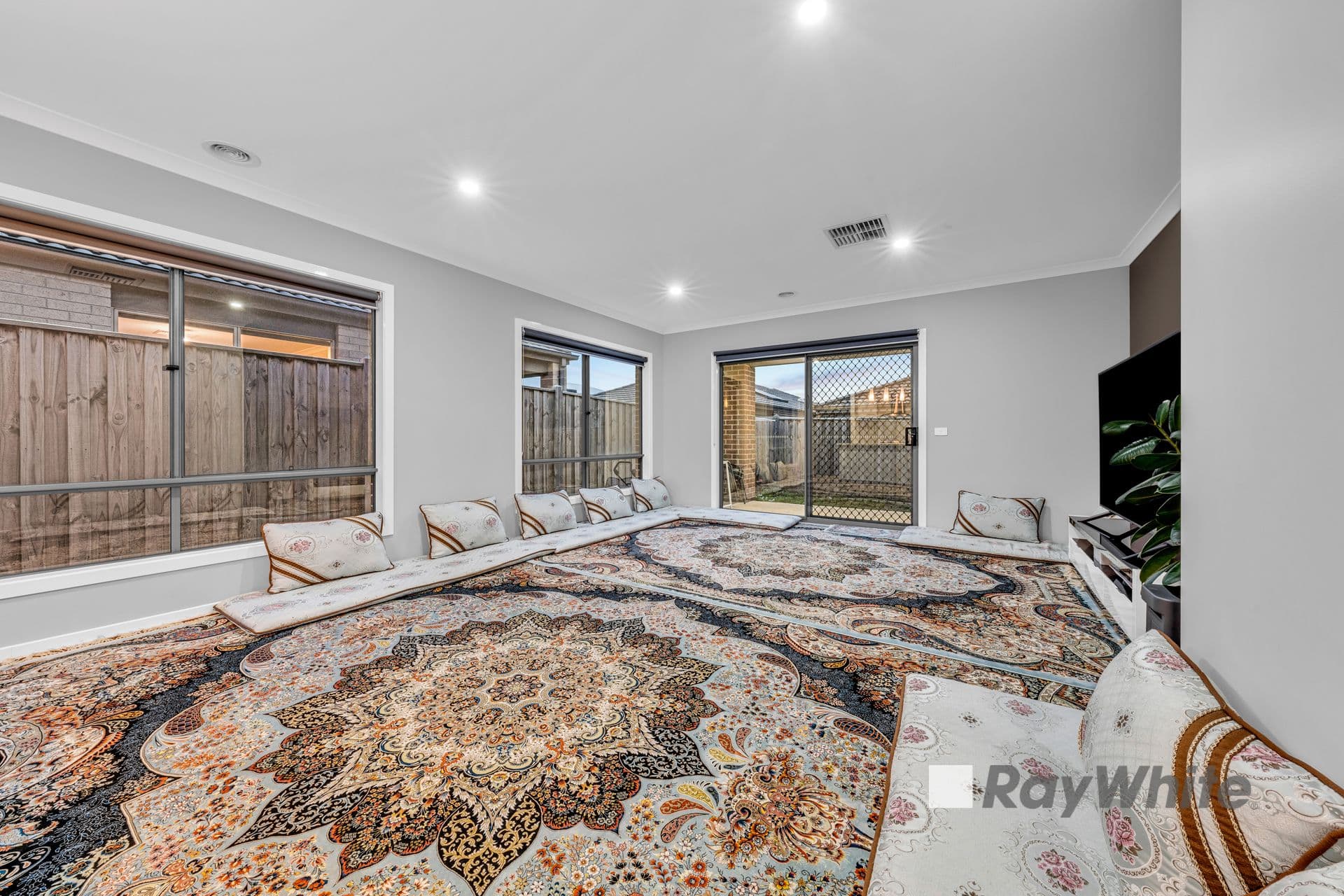 28 Carpathian Drive, Clyde North VIC 3978, Clyde North - Thumbnail 4