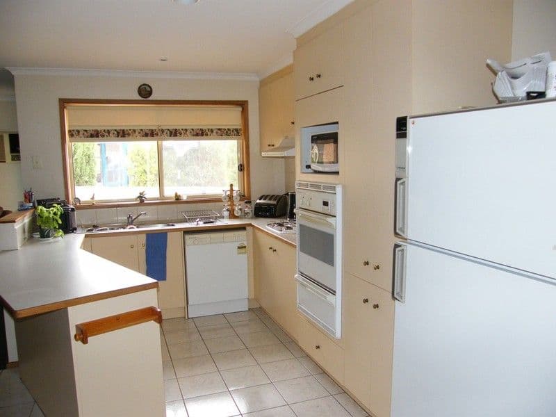 4  Leonie Court, NARRE WARREN VIC 3805, Narre Warren - Thumbnail 7