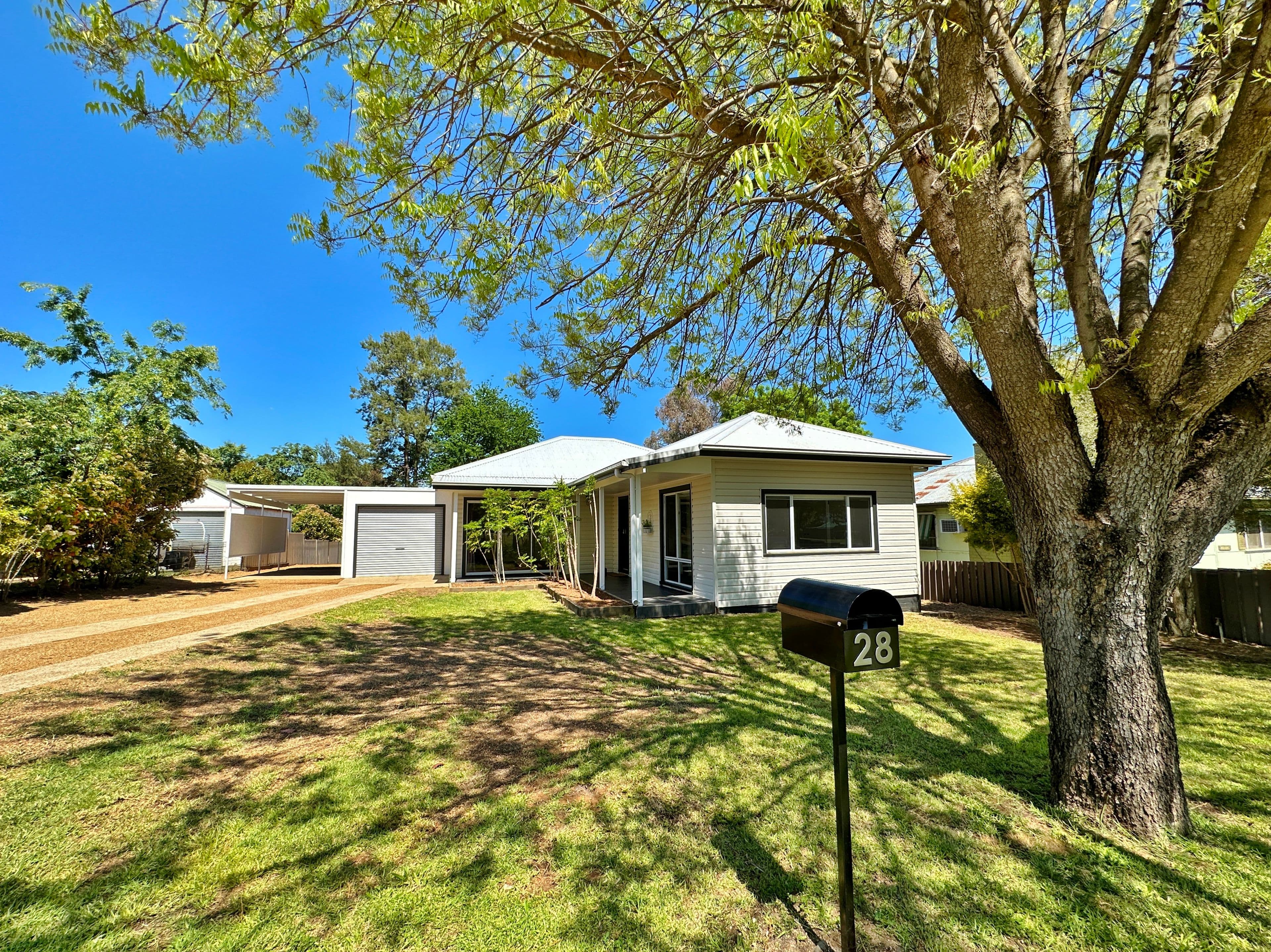 28 Brock Street, Young NSW 2594, Young - Thumbnail 2
