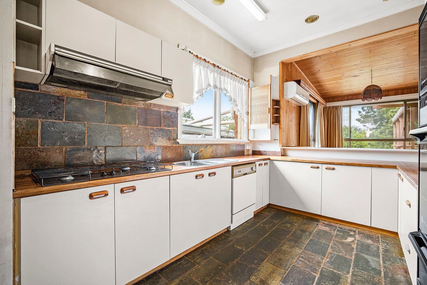 210 Charman Road, Cheltenham VIC 3192, Cheltenham - Thumbnail 3