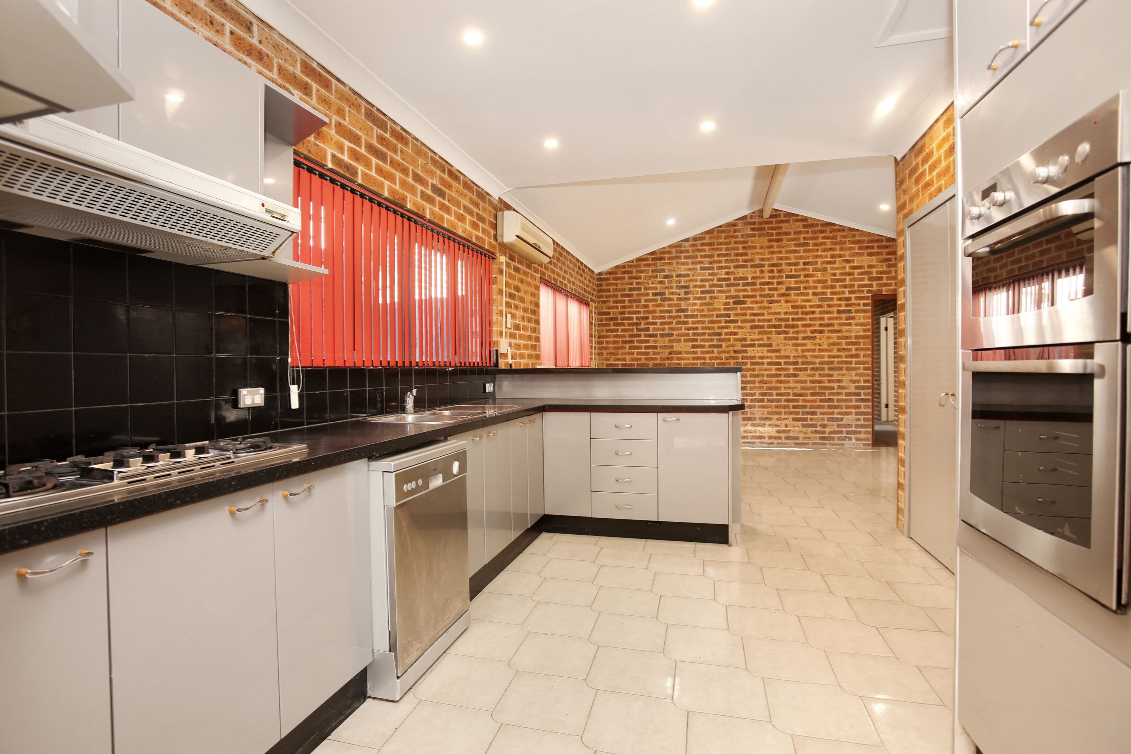 11 Jarrah Place, Bossley Park - Thumbnail 2