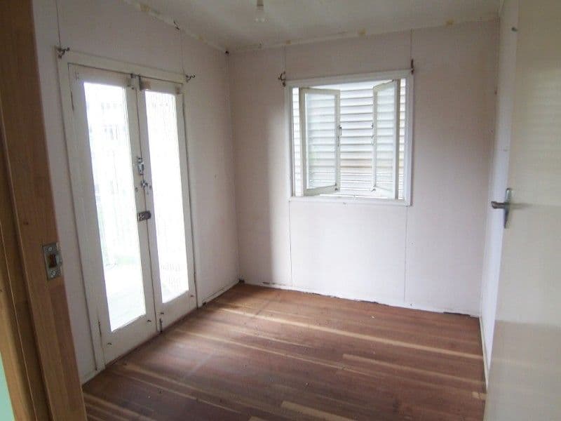 34 Boronia Avenue, HOLLAND PARK WEST QLD 4121, Holland Park West - Thumbnail 2