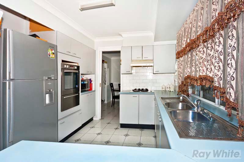 81 Stockdale Crescent, ABBOTSBURY NSW 2176, Abbotsbury - Thumbnail 4
