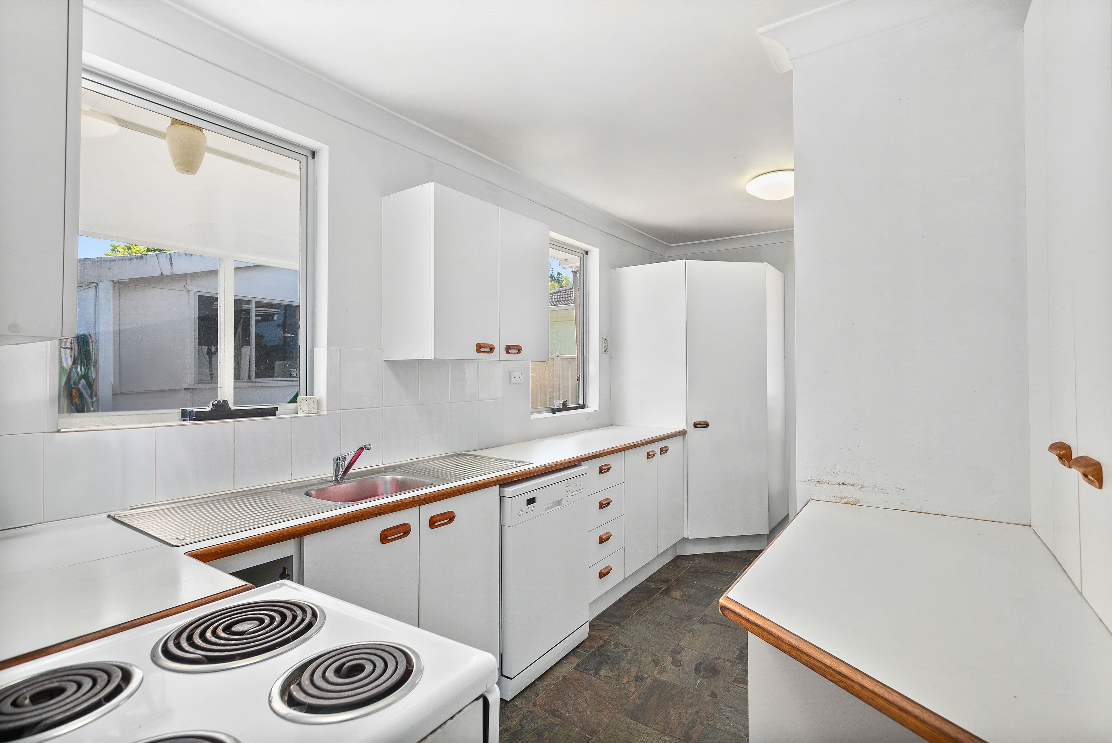 18 The Kingsway, Warilla NSW 2528, Warilla - Thumbnail 2