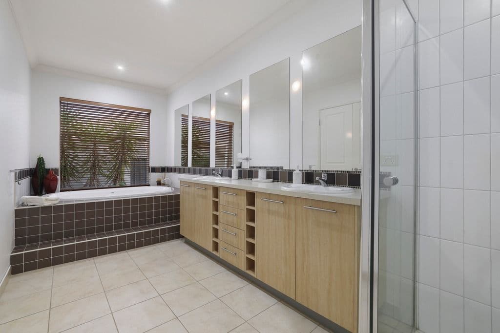 6 Eppalock Drive, MANOR LAKES VIC 3024, Manor Lakes - Thumbnail 3