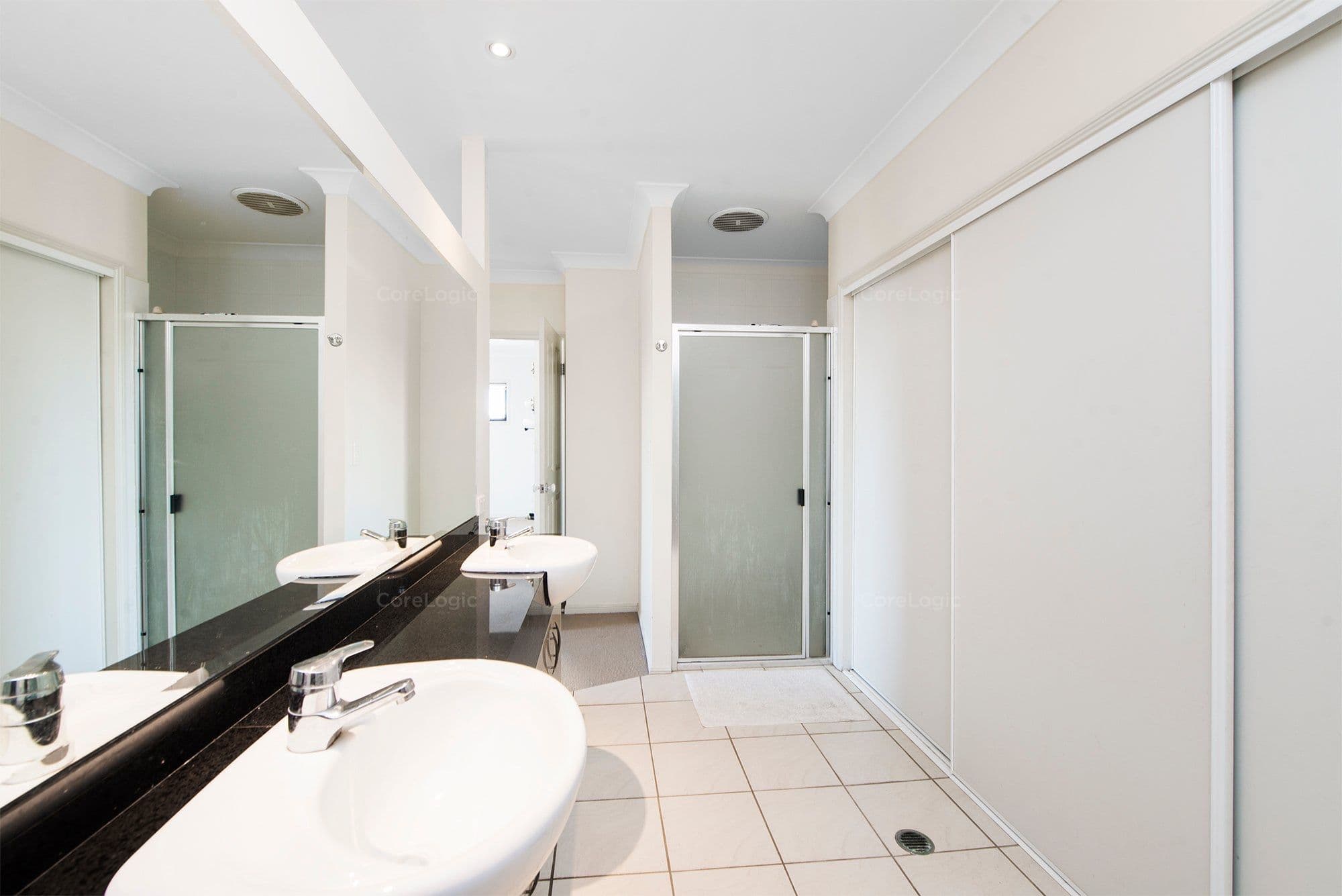 18 Ocean Avenue, Runaway Bay QLD 4216, Runaway Bay - Thumbnail 4