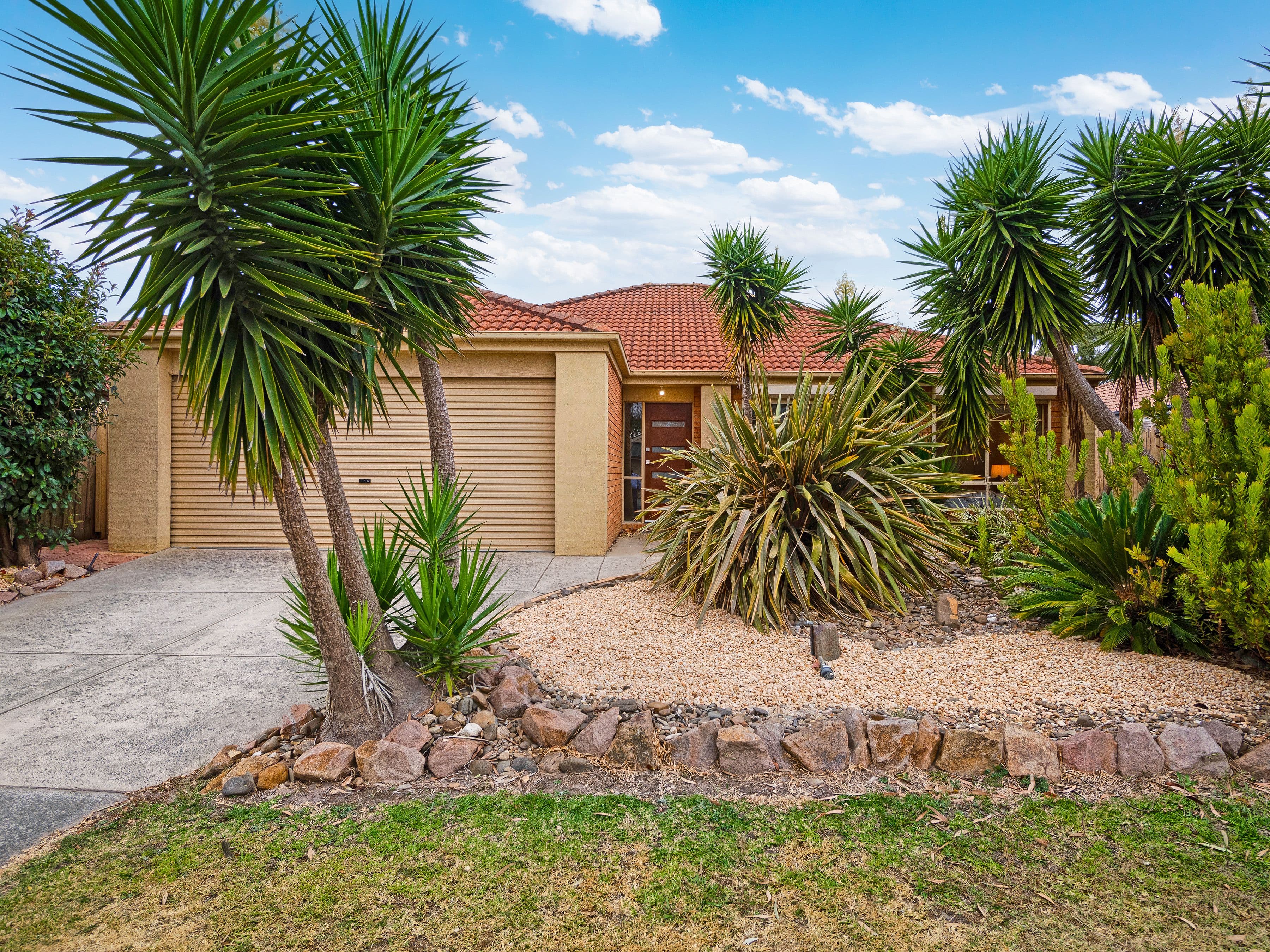 24 Hasluck Crescent, Lynbrook VIC 3975, Lynbrook - Image 1
