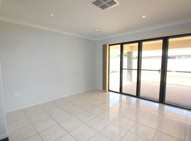 30 Mayfair Drive, Emerald QLD 4720, Emerald - Thumbnail 4