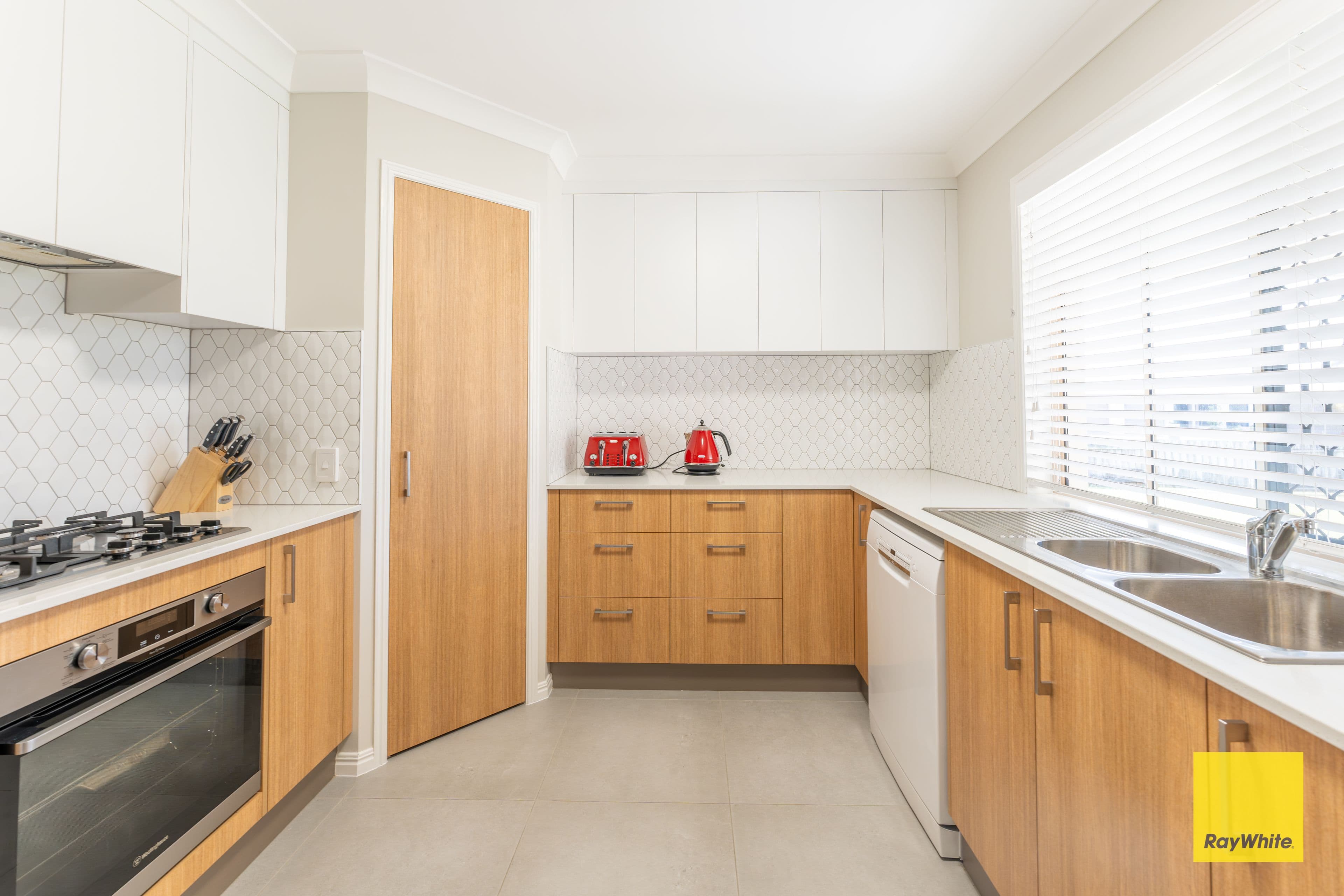 15 BISDEE Street, Coral Cove QLD 4670, Coral Cove - Thumbnail 8