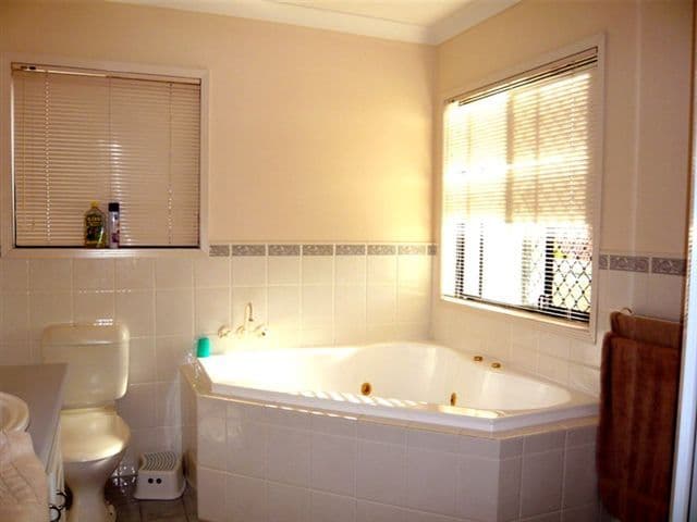 35 Maltravers Drive, ARUNDEL QLD 4214, Arundel - Thumbnail 7