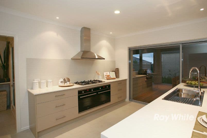 6 Bibury Street, CRANBOURNE VIC 3977, Cranbourne North - Thumbnail 2