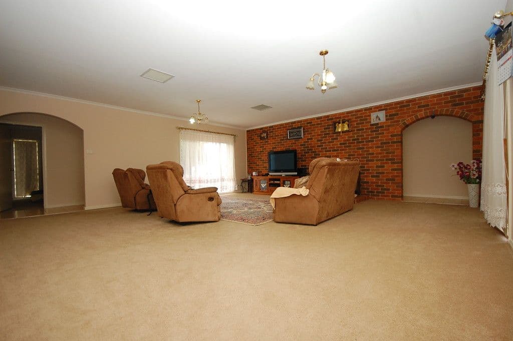 20 Clifton Boulevard, Griffith - Thumbnail 3