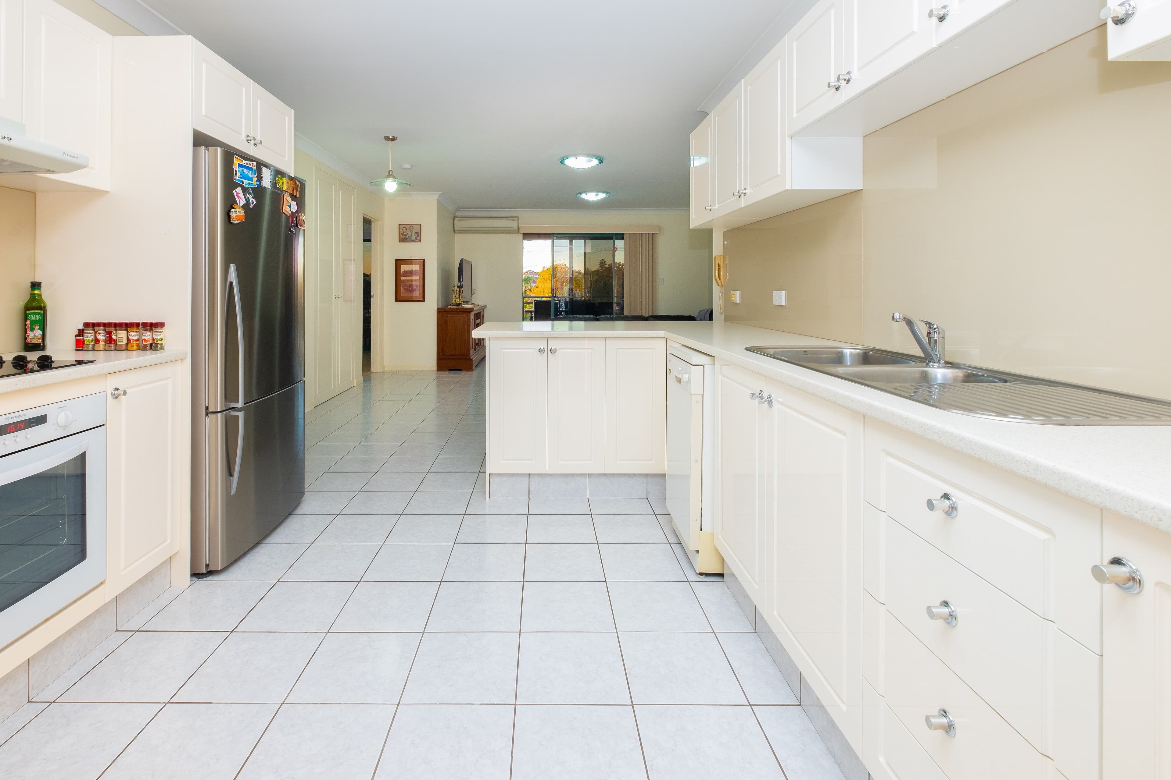 39 Rolle Street, Holland Park West QLD 4121, Holland Park West - Thumbnail 4