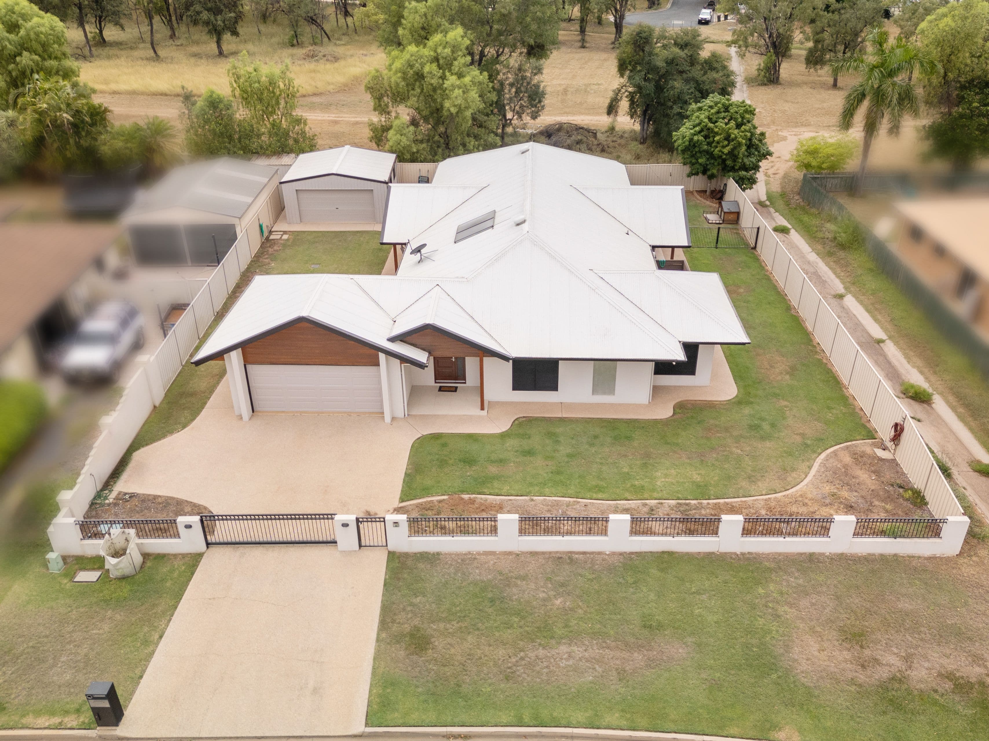 24 Kidd Street, Emerald QLD 4720, Emerald - Thumbnail 2