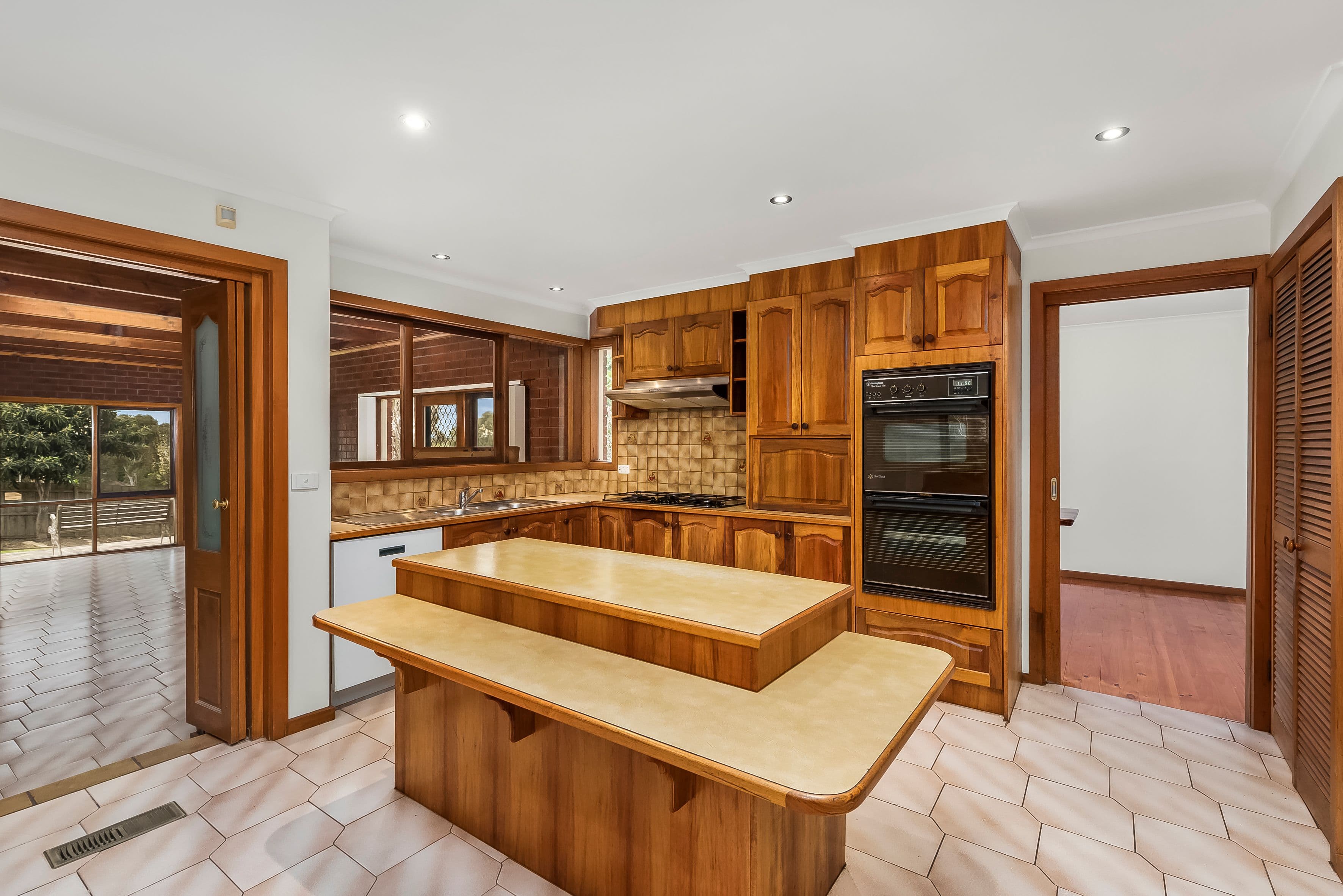 25 Erskine Crescent, Wheelers Hill VIC 3150, Wheelers Hill - Thumbnail 2