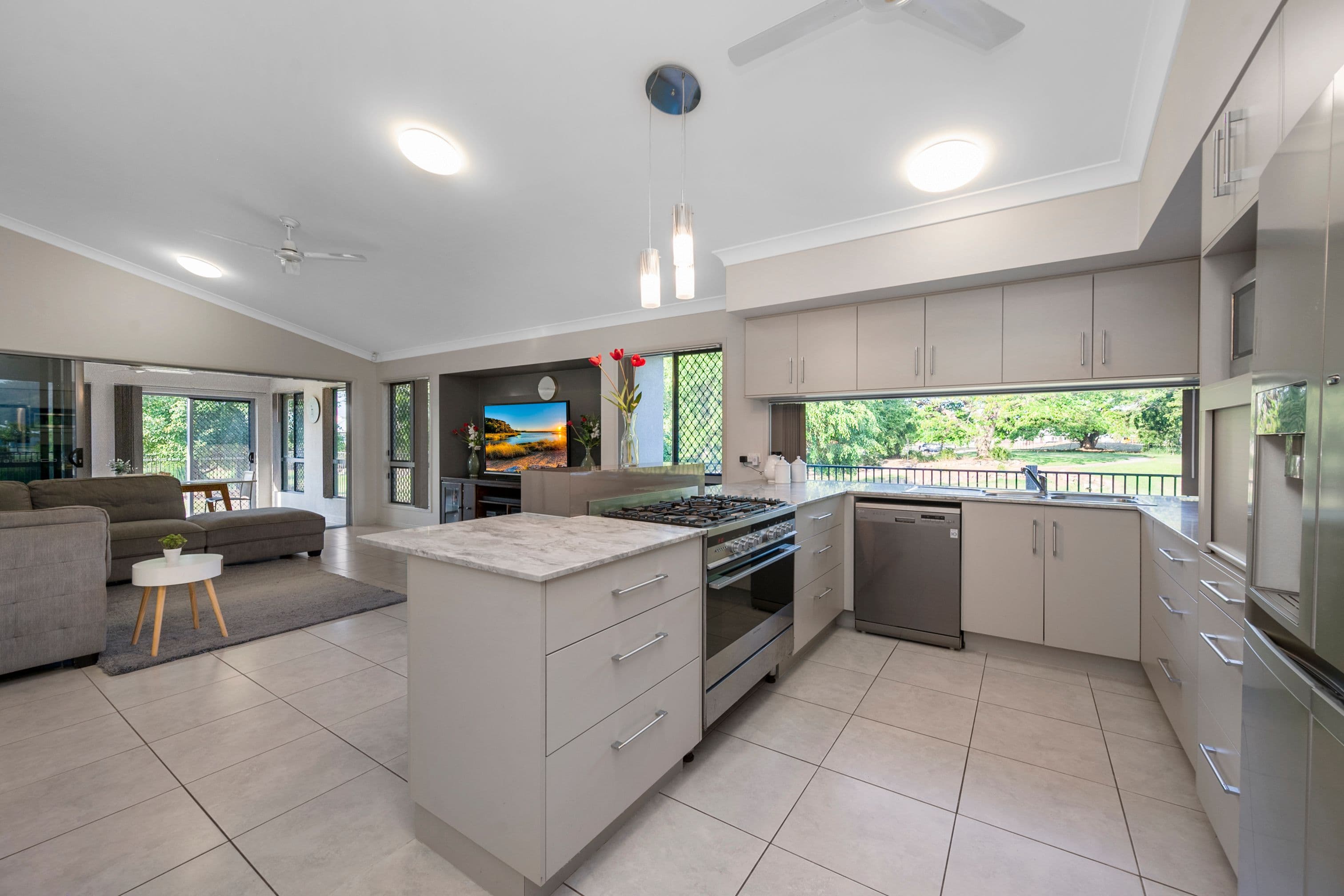 32 Huxley Crescent, Oonoonba QLD 4811, Oonoonba - Thumbnail 2