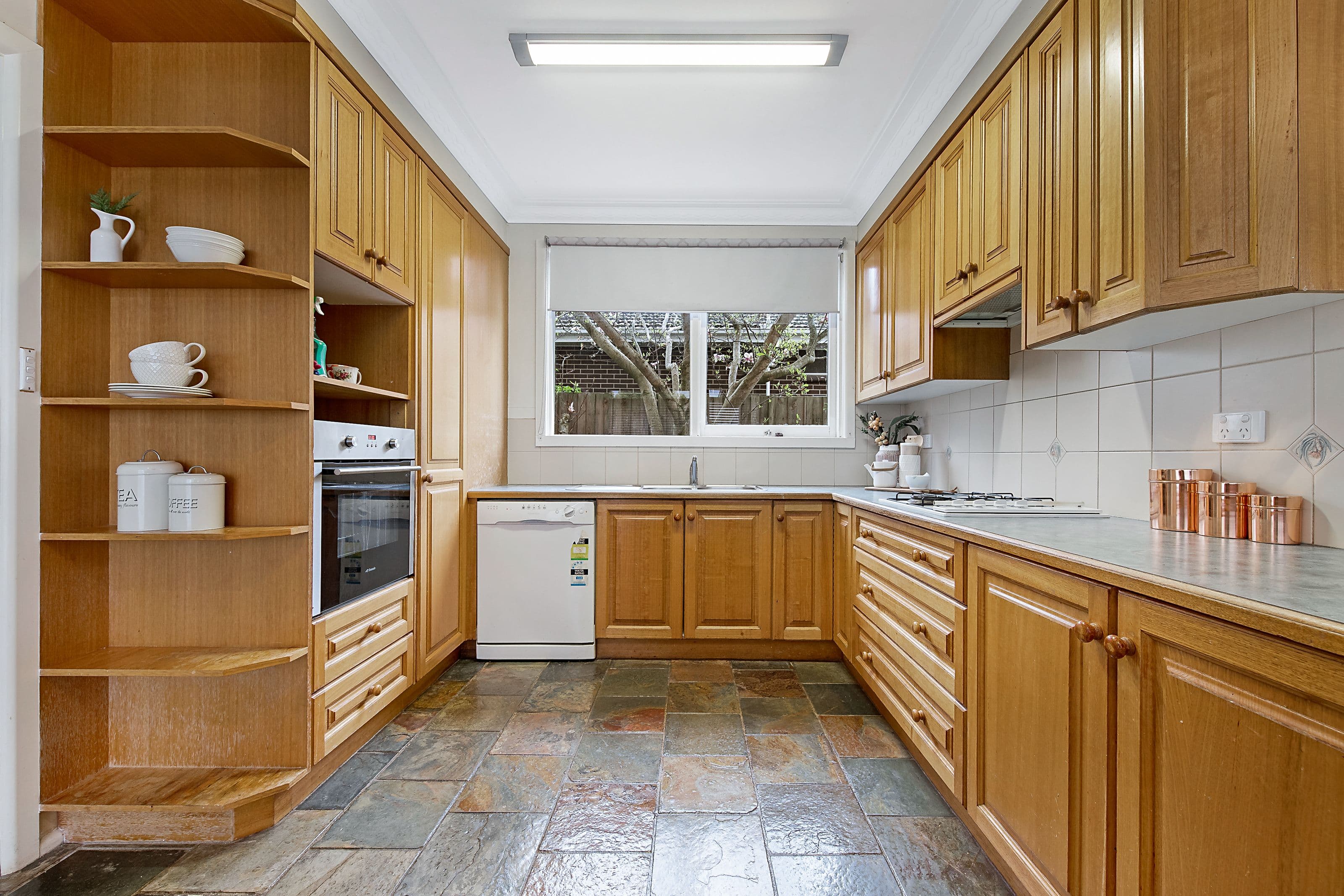 5 Adrienne Crescent, Mount Waverley VIC 3149, Mount Waverley - Thumbnail 2