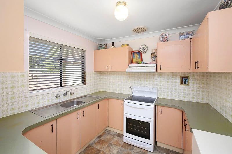 6 Blenheim Avenue, BERKELEY VALE NSW 2261, Berkeley Vale - Thumbnail 4